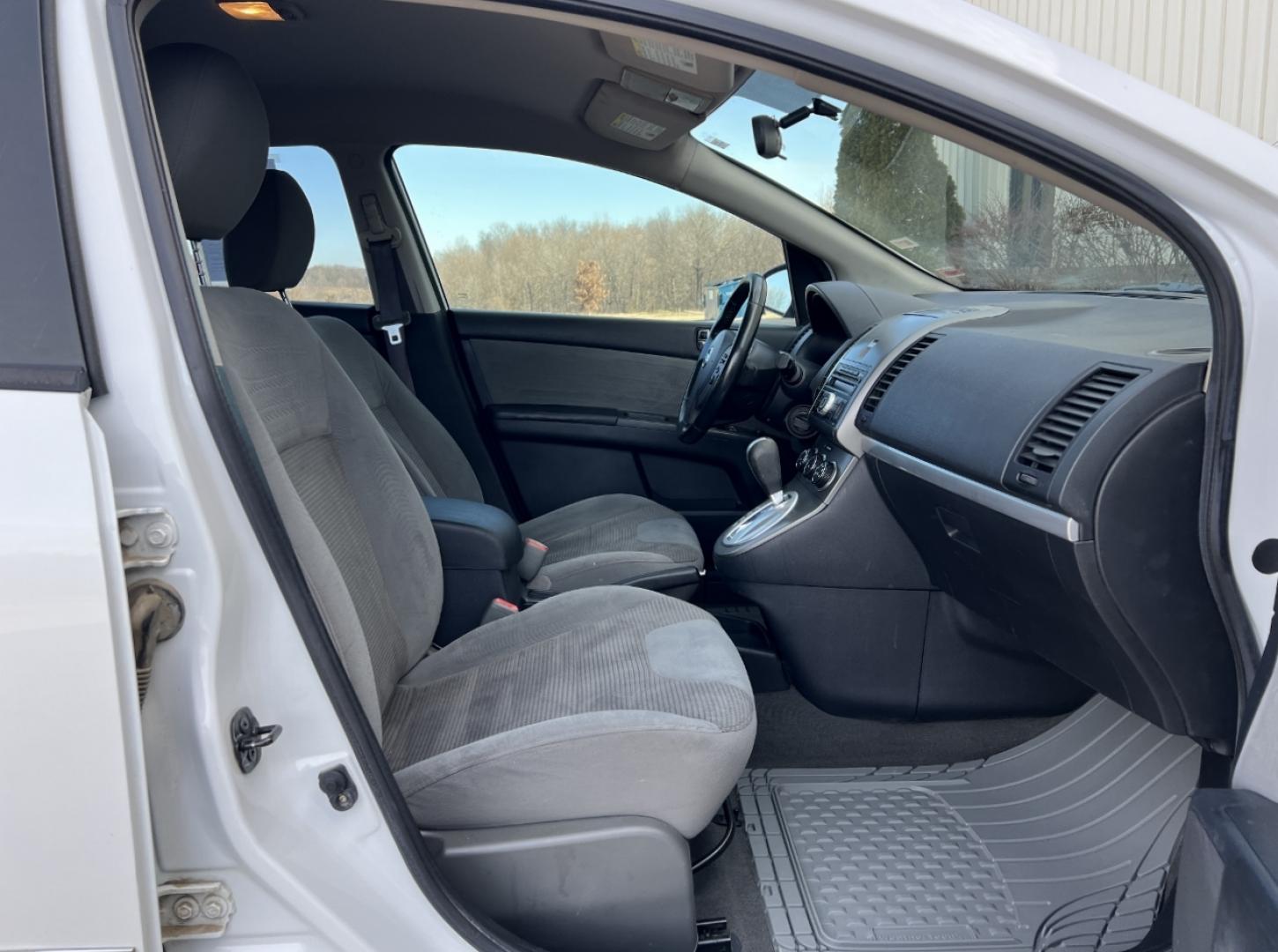 2011 WHITE /Gray Cloth NISSAN SENTRA 2.0 S (3N1AB6AP7BL) with an 2.0L 4 Cyl. engine, Continuously Variable transmission, located at 2990 Old Orchard Rd., Jackson, MO, 63755, 37.354214, -89.612106 - 2011 Nissan Sentra 2.0 S 150xxx miles Front Wheel Drive 2.0L 4 Cyl. Automatic Cruise Power Windows/Locks/Mirrors We have financing available and we accept trades! Fill out a credit application on our website or come by today! If you have any questions, give us a call at (573) 204-7777 or vis - Photo#12