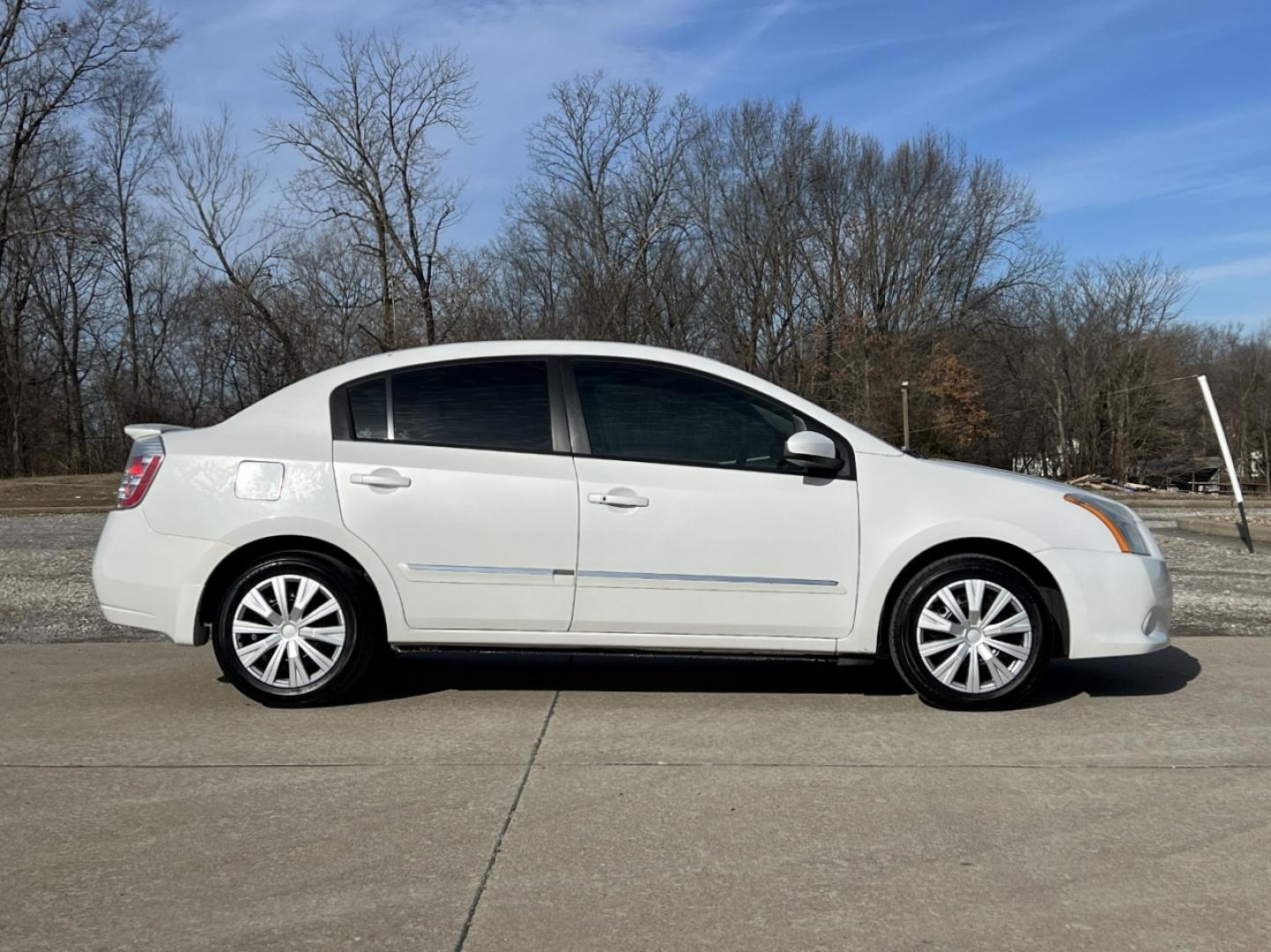 2011 WHITE /Gray Cloth NISSAN SENTRA 2.0 S (3N1AB6AP7BL) with an 2.0L 4 Cyl. engine, Continuously Variable transmission, located at 2990 Old Orchard Rd., Jackson, MO, 63755, 37.354214, -89.612106 - 2011 Nissan Sentra 2.0 S 150xxx miles Front Wheel Drive 2.0L 4 Cyl. Automatic Cruise Power Windows/Locks/Mirrors We have financing available and we accept trades! Fill out a credit application on our website or come by today! If you have any questions, give us a call at (573) 204-7777 or vis - Photo#4