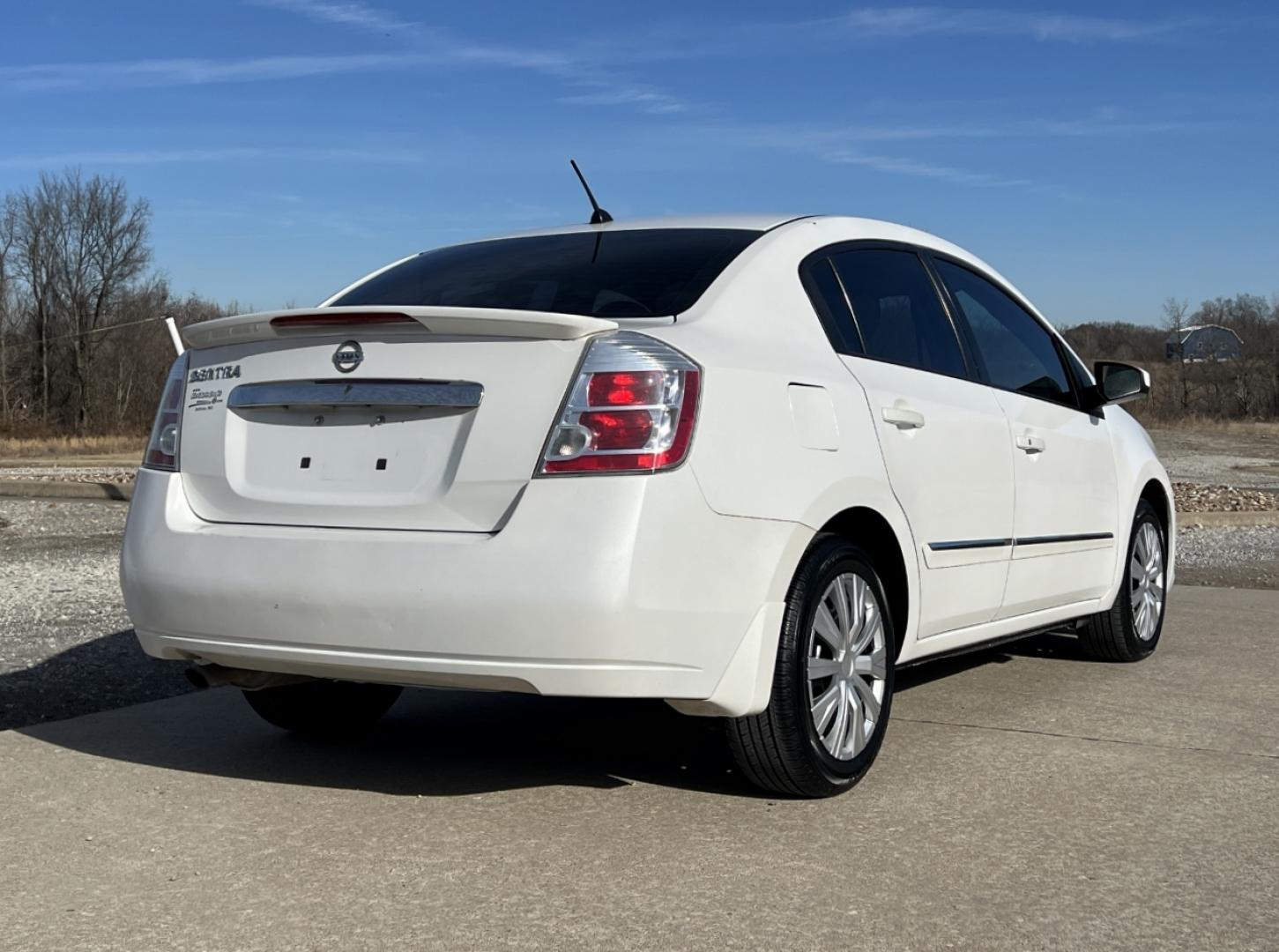 2011 WHITE /Gray Cloth NISSAN SENTRA 2.0 S (3N1AB6AP7BL) with an 2.0L 4 Cyl. engine, Continuously Variable transmission, located at 2990 Old Orchard Rd., Jackson, MO, 63755, 37.354214, -89.612106 - 2011 Nissan Sentra 2.0 S 150xxx miles Front Wheel Drive 2.0L 4 Cyl. Automatic Cruise Power Windows/Locks/Mirrors We have financing available and we accept trades! Fill out a credit application on our website or come by today! If you have any questions, give us a call at (573) 204-7777 or vis - Photo#5