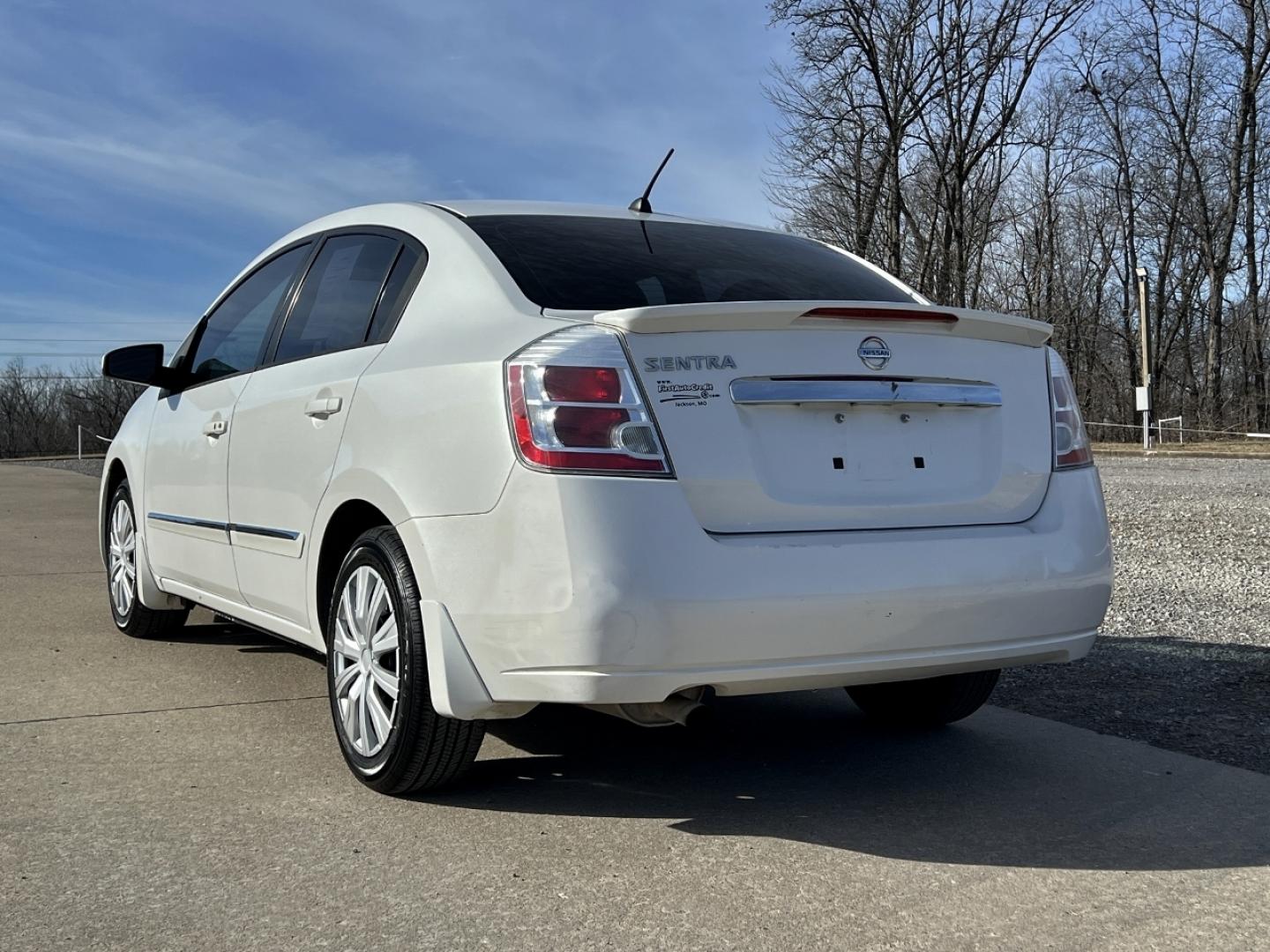 2011 WHITE /Gray Cloth NISSAN SENTRA 2.0 S (3N1AB6AP7BL) with an 2.0L 4 Cyl. engine, Continuously Variable transmission, located at 2990 Old Orchard Rd., Jackson, MO, 63755, 37.354214, -89.612106 - 2011 Nissan Sentra 2.0 S 150xxx miles Front Wheel Drive 2.0L 4 Cyl. Automatic Cruise Power Windows/Locks/Mirrors We have financing available and we accept trades! Fill out a credit application on our website or come by today! If you have any questions, give us a call at (573) 204-7777 or vis - Photo#6