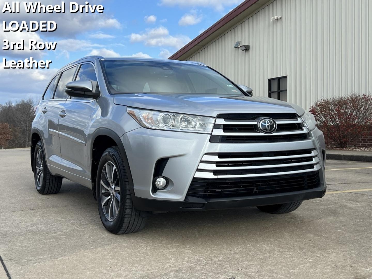 2017 SILVER /Gray Leather TOYOTA HIGHLANDER XLE (5TDJZRFH6HS) with an 3.5L engine, Automatic transmission, located at 2990 Old Orchard Rd., Jackson, MO, 63755, 37.354214, -89.612106 - Photo#0