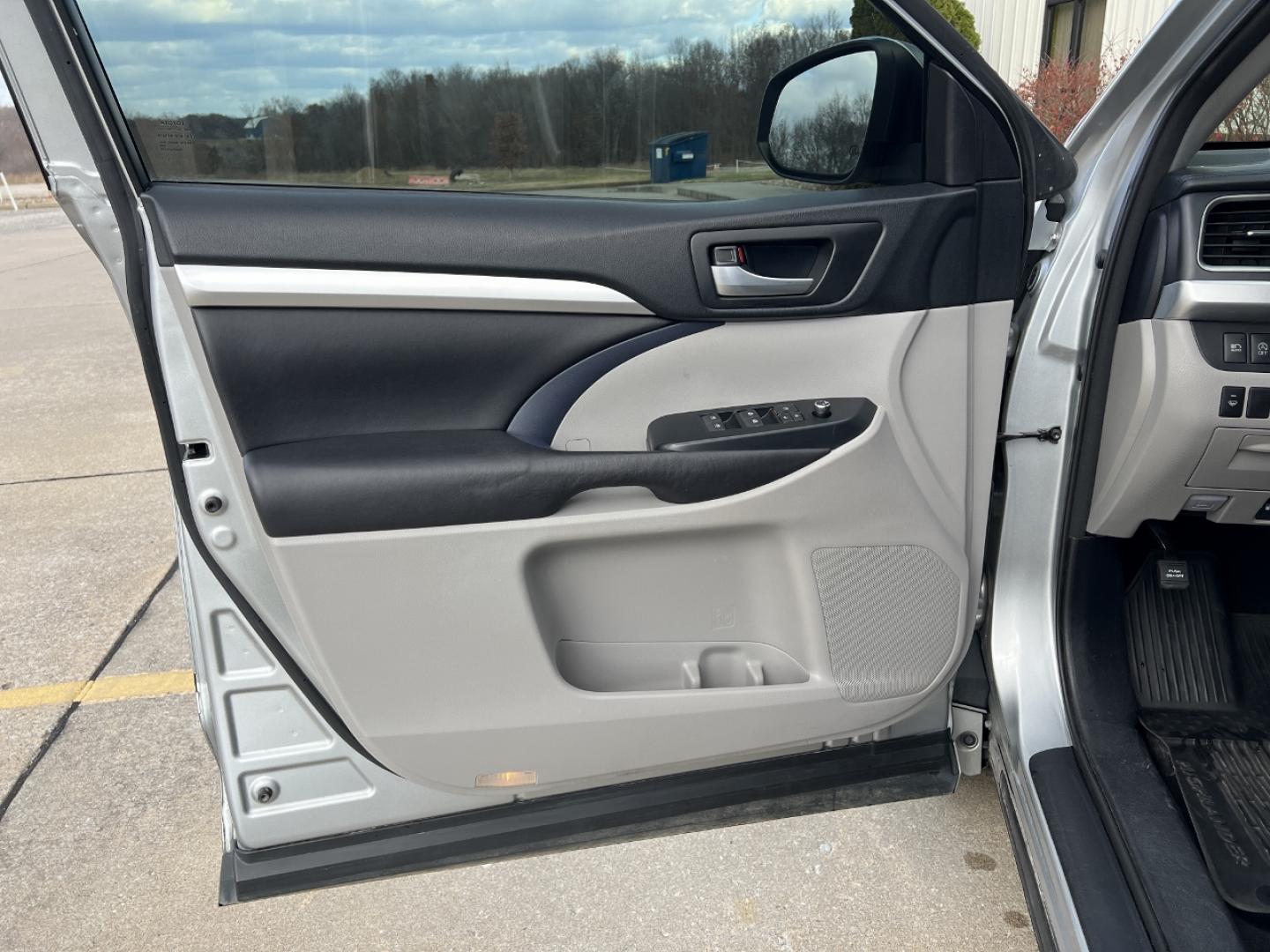 2017 SILVER /Gray Leather TOYOTA HIGHLANDER XLE (5TDJZRFH6HS) with an 3.5L engine, Automatic transmission, located at 2990 Old Orchard Rd., Jackson, MO, 63755, 37.354214, -89.612106 - Photo#15