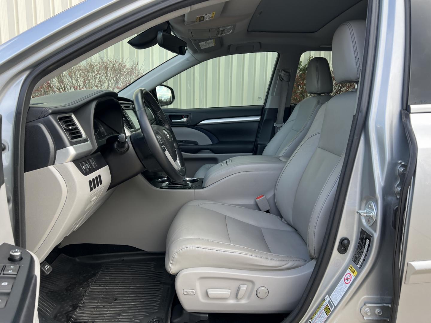 2017 SILVER /Gray Leather TOYOTA HIGHLANDER XLE (5TDJZRFH6HS) with an 3.5L engine, Automatic transmission, located at 2990 Old Orchard Rd., Jackson, MO, 63755, 37.354214, -89.612106 - Photo#16