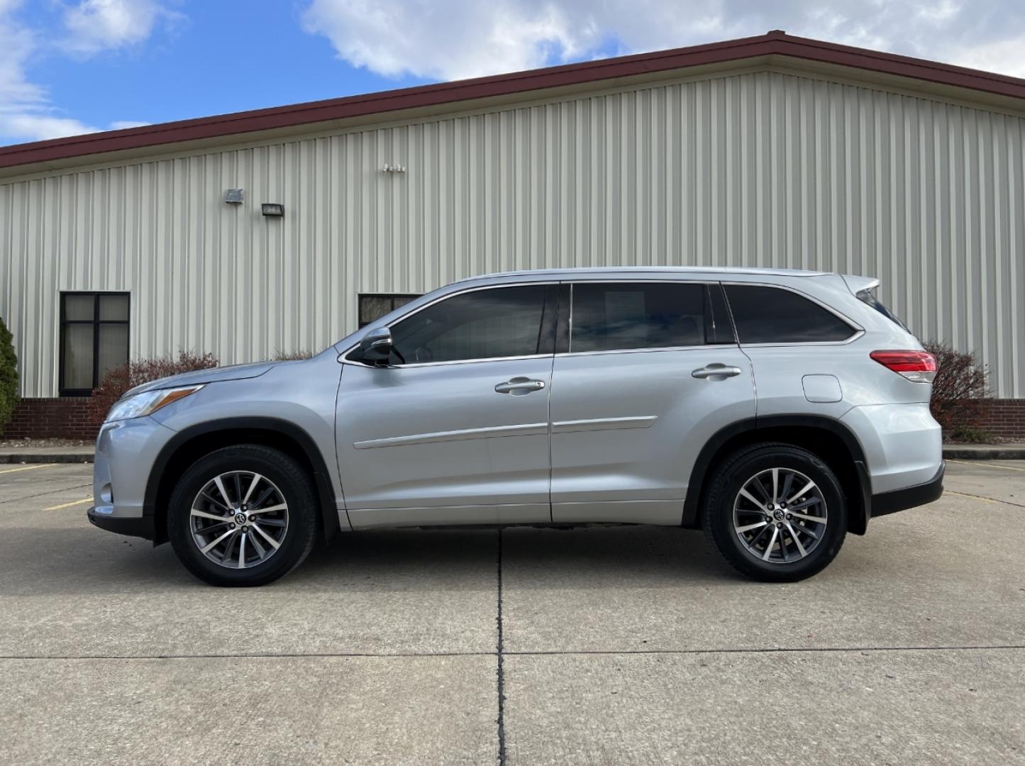 2017 SILVER /Gray Leather TOYOTA HIGHLANDER XLE (5TDJZRFH6HS) with an 3.5L engine, Automatic transmission, located at 2990 Old Orchard Rd., Jackson, MO, 63755, 37.354214, -89.612106 - Photo#9