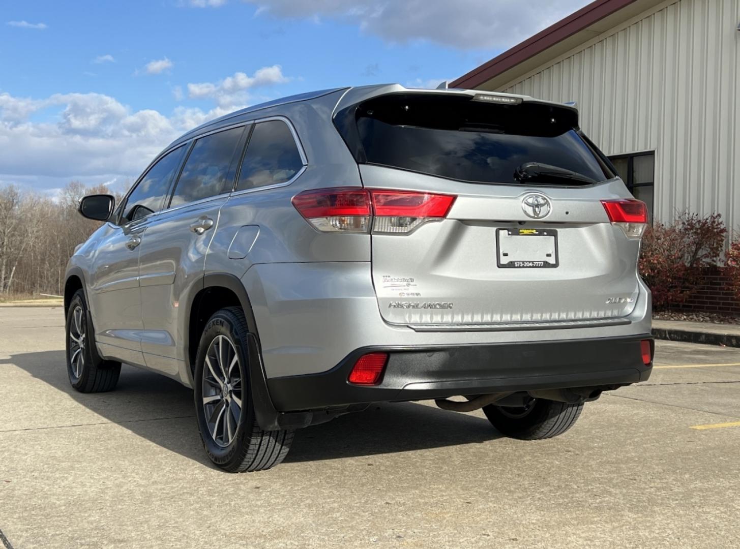 2017 SILVER /Gray Leather TOYOTA HIGHLANDER XLE (5TDJZRFH6HS) with an 3.5L engine, Automatic transmission, located at 2990 Old Orchard Rd., Jackson, MO, 63755, 37.354214, -89.612106 - Photo#12