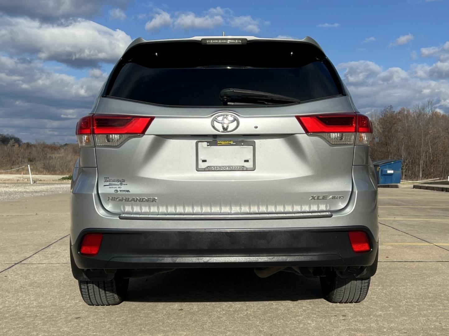 2017 SILVER /Gray Leather TOYOTA HIGHLANDER XLE (5TDJZRFH6HS) with an 3.5L engine, Automatic transmission, located at 2990 Old Orchard Rd., Jackson, MO, 63755, 37.354214, -89.612106 - Photo#13