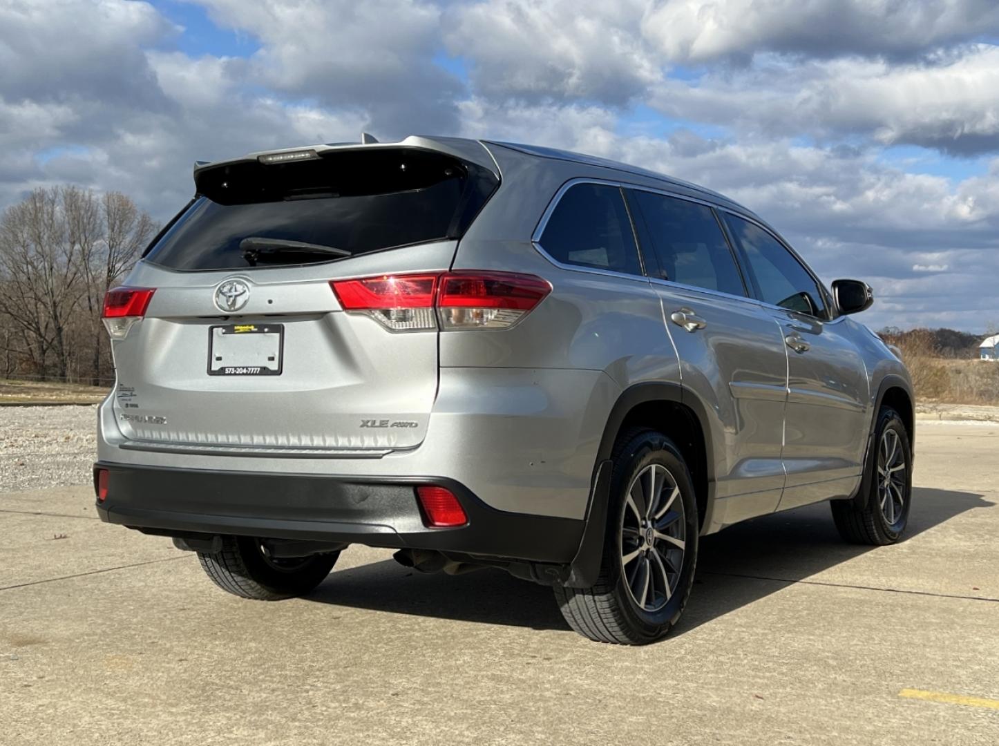 2017 SILVER /Gray Leather TOYOTA HIGHLANDER XLE (5TDJZRFH6HS) with an 3.5L engine, Automatic transmission, located at 2990 Old Orchard Rd., Jackson, MO, 63755, 37.354214, -89.612106 - Photo#11