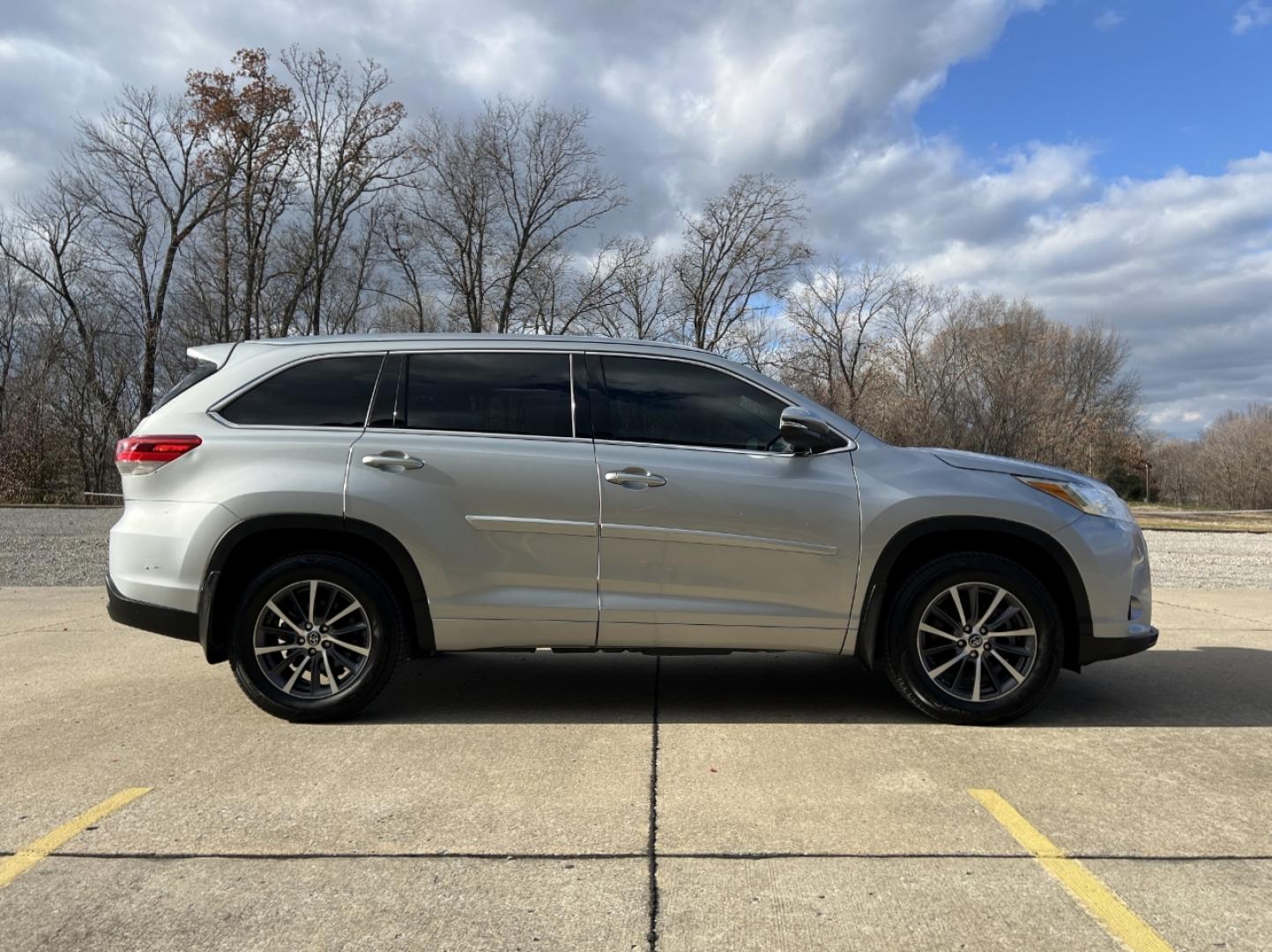 2017 SILVER /Gray Leather TOYOTA HIGHLANDER XLE (5TDJZRFH6HS) with an 3.5L engine, Automatic transmission, located at 2990 Old Orchard Rd., Jackson, MO, 63755, 37.354214, -89.612106 - Photo#10