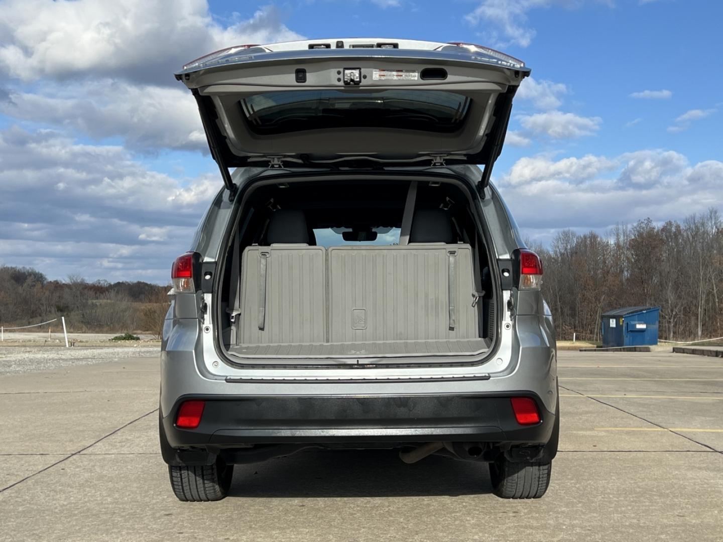 2017 SILVER /Gray Leather TOYOTA HIGHLANDER XLE (5TDJZRFH6HS) with an 3.5L engine, Automatic transmission, located at 2990 Old Orchard Rd., Jackson, MO, 63755, 37.354214, -89.612106 - Photo#22