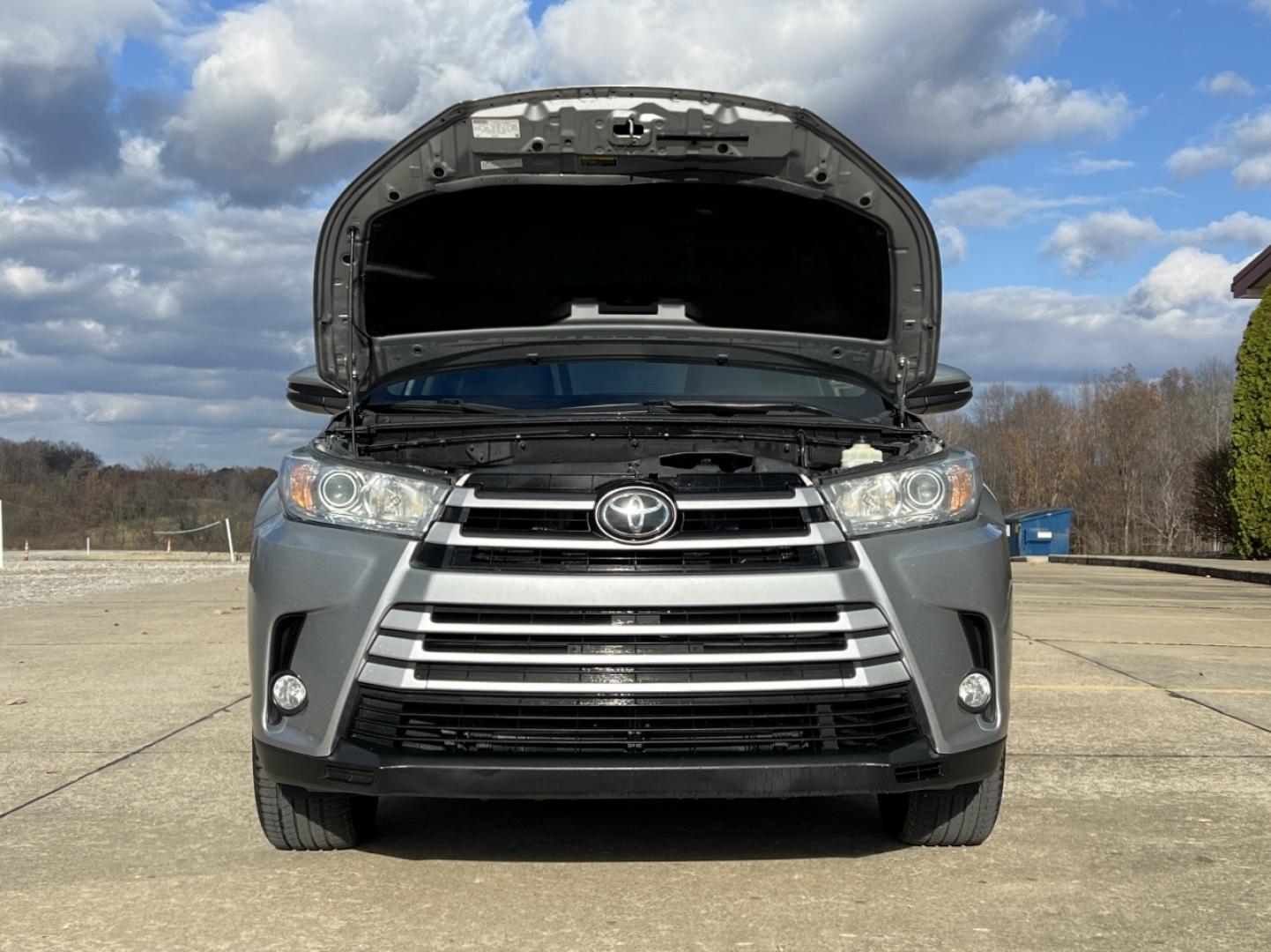 2017 SILVER /Gray Leather TOYOTA HIGHLANDER XLE (5TDJZRFH6HS) with an 3.5L engine, Automatic transmission, located at 2990 Old Orchard Rd., Jackson, MO, 63755, 37.354214, -89.612106 - Photo#36