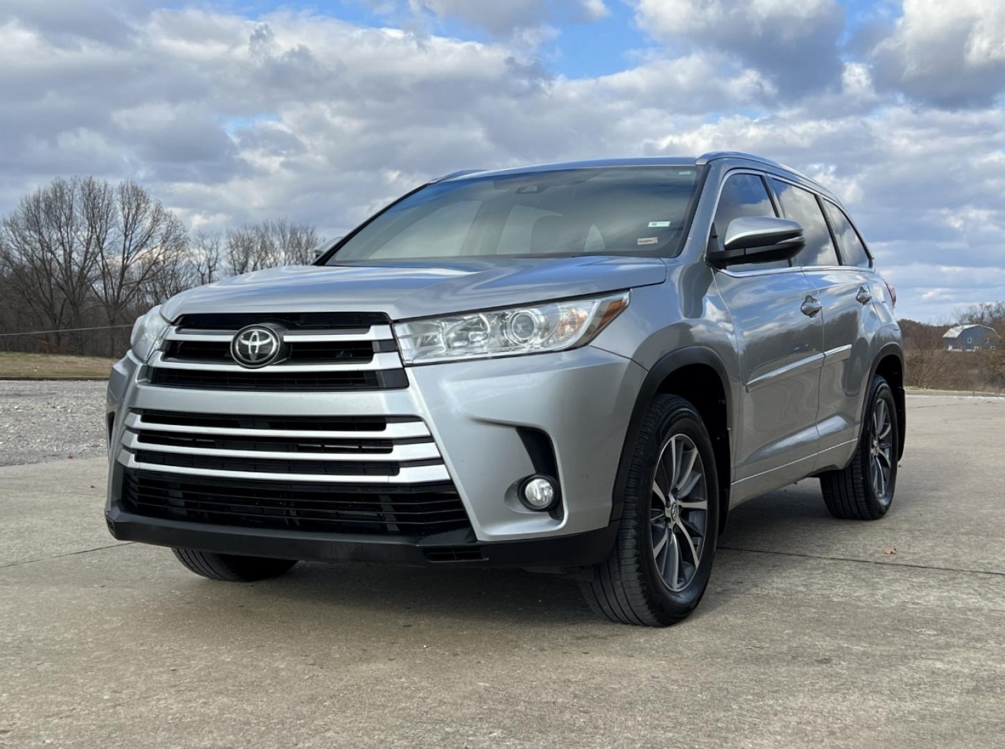 2017 SILVER /Gray Leather TOYOTA HIGHLANDER XLE (5TDJZRFH6HS) with an 3.5L engine, Automatic transmission, located at 2990 Old Orchard Rd., Jackson, MO, 63755, 37.354214, -89.612106 - Photo#8