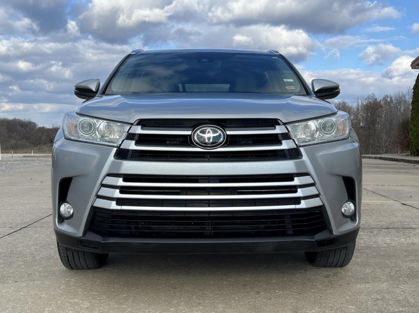 2017 SILVER /Gray Leather TOYOTA HIGHLANDER XLE (5TDJZRFH6HS) with an 3.5L engine, Automatic transmission, located at 2990 Old Orchard Rd., Jackson, MO, 63755, 37.354214, -89.612106 - Photo#14