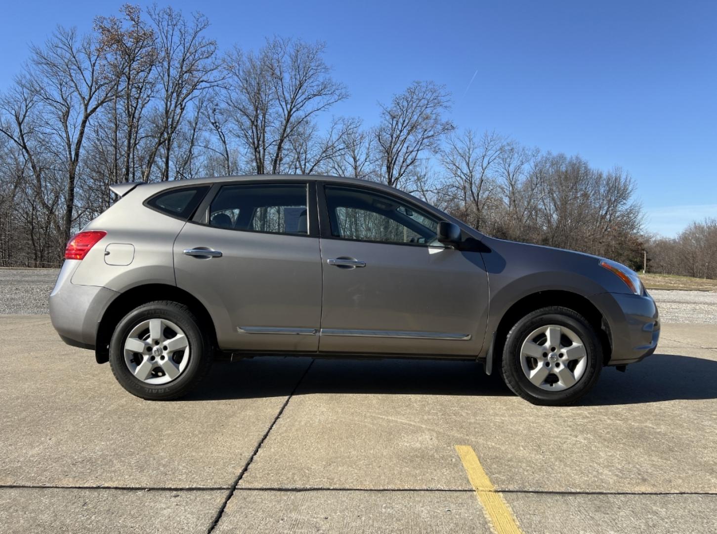 2013 GRAY /Black Cloth NISSAN ROGUE S (JN8AS5MV9DW) with an 2.5L engine, Continuously Variable transmission, located at 2990 Old Orchard Rd., Jackson, MO, 63755, 37.354214, -89.612106 - Photo#6