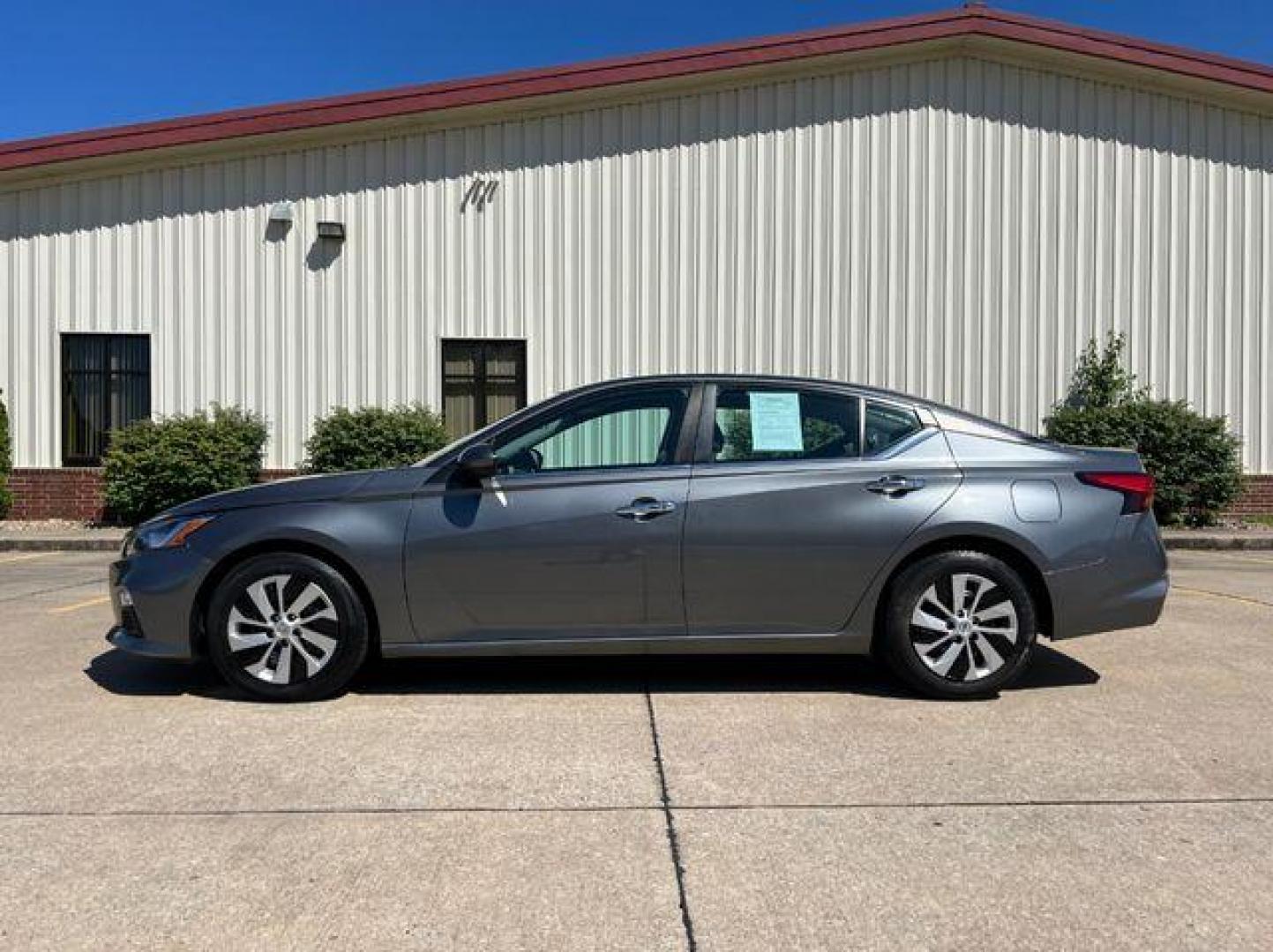 2021 GRAY /Black NISSAN ALTIMA S (1N4BL4BV8MN) with an 2.5L engine, Continuously Variable transmission, located at 2990 Old Orchard Rd., Jackson, MO, 63755, 37.354214, -89.612106 - Photo#6