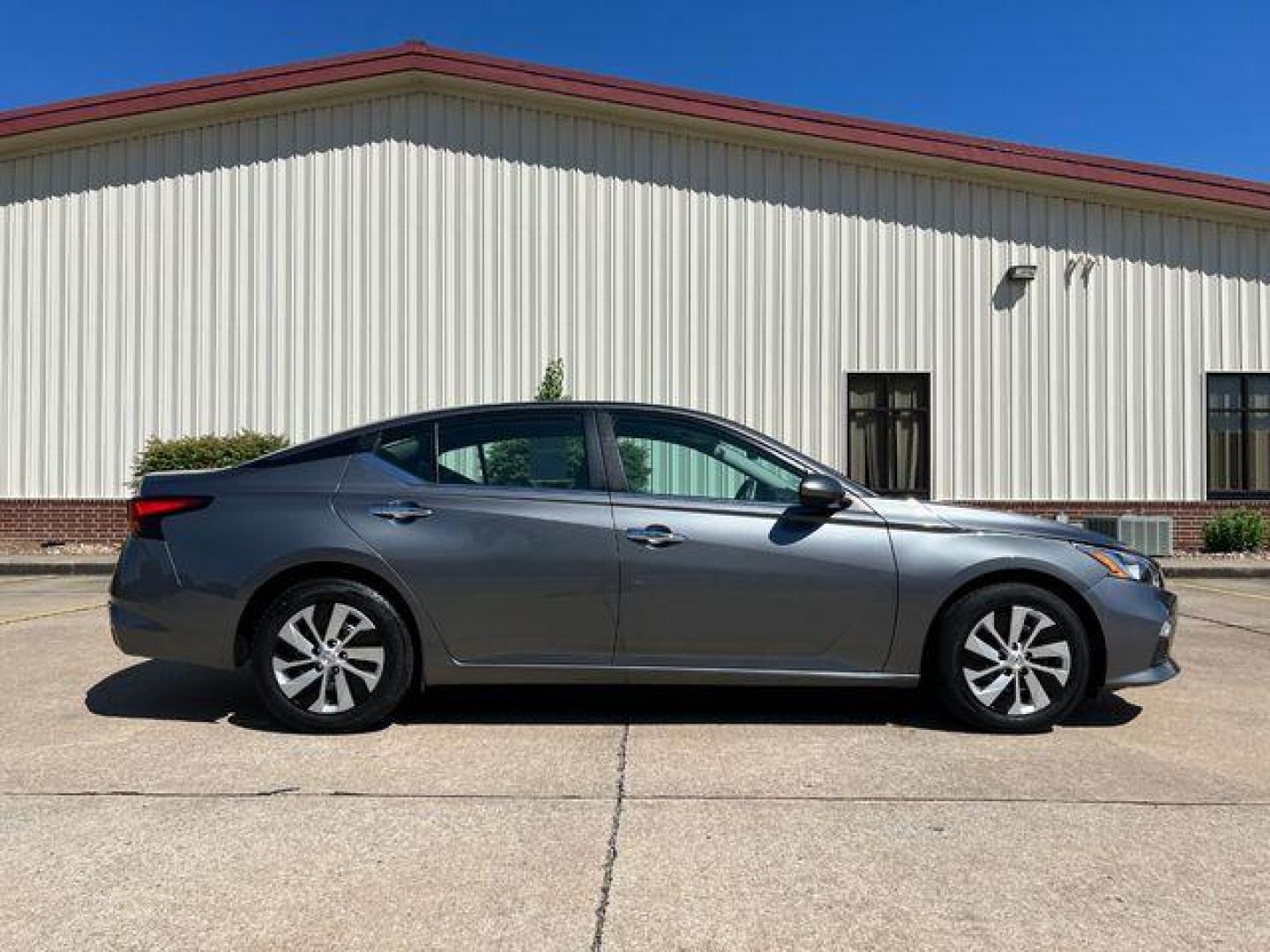 2021 GRAY /Black NISSAN ALTIMA S (1N4BL4BV8MN) with an 2.5L engine, Continuously Variable transmission, located at 2990 Old Orchard Rd., Jackson, MO, 63755, 37.354214, -89.612106 - Photo#7