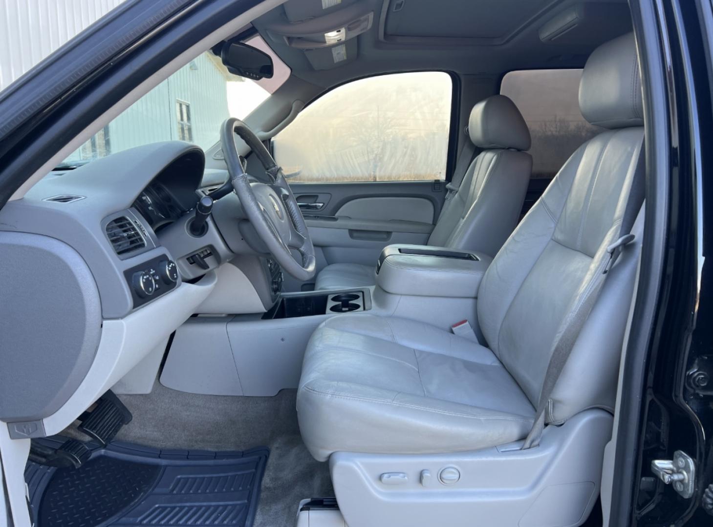 2011 BLACK /Gray Leather CHEVROLET AVALANCHE LT (3GNTKFE39BG) with an 5.3L engine, Automatic transmission, located at 2990 Old Orchard Rd., Jackson, MO, 63755, 37.354214, -89.612106 - Photo#17