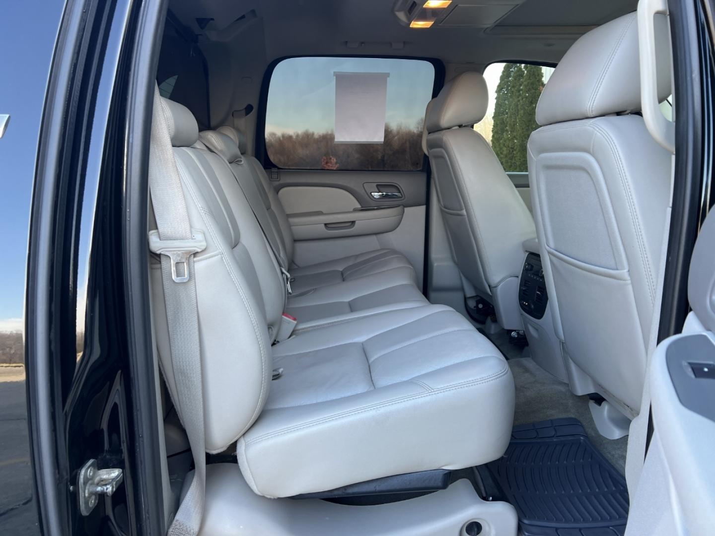 2011 BLACK /Gray Leather CHEVROLET AVALANCHE LT (3GNTKFE39BG) with an 5.3L engine, Automatic transmission, located at 2990 Old Orchard Rd., Jackson, MO, 63755, 37.354214, -89.612106 - Photo#21