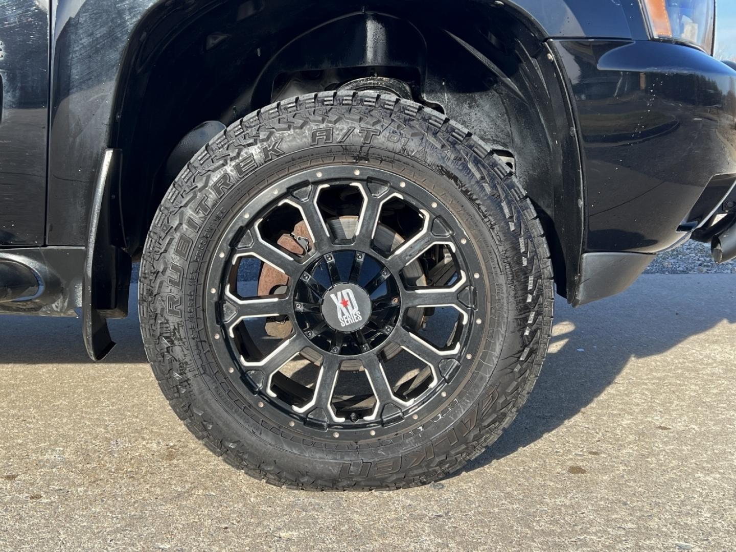 2011 BLACK /Gray Leather CHEVROLET AVALANCHE LT (3GNTKFE39BG) with an 5.3L engine, Automatic transmission, located at 2990 Old Orchard Rd., Jackson, MO, 63755, 37.354214, -89.612106 - Photo#37