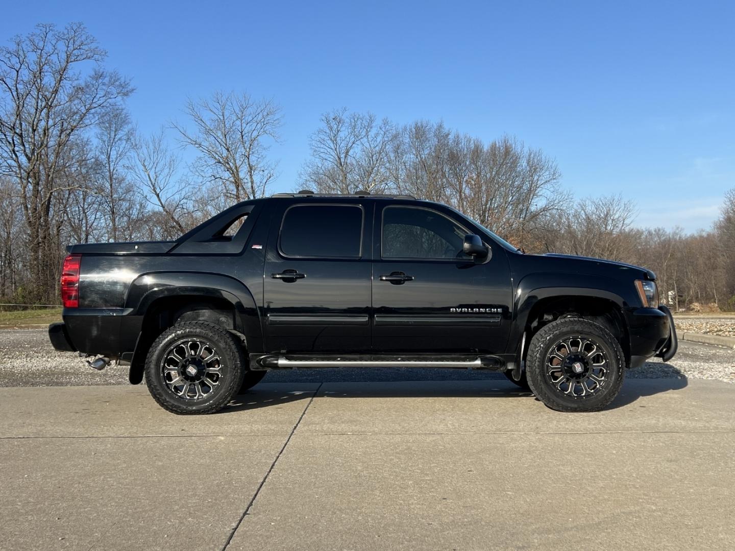 2011 BLACK /Gray Leather CHEVROLET AVALANCHE LT (3GNTKFE39BG) with an 5.3L engine, Automatic transmission, located at 2990 Old Orchard Rd., Jackson, MO, 63755, 37.354214, -89.612106 - Photo#11