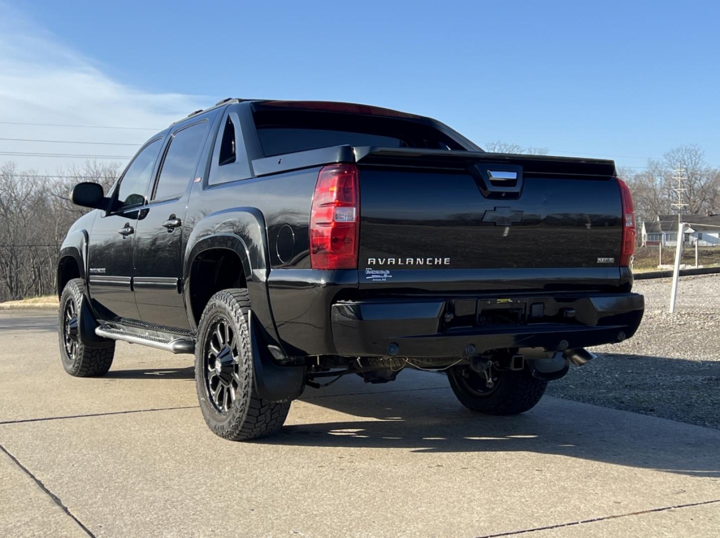 2011 BLACK /Gray Leather CHEVROLET AVALANCHE LT (3GNTKFE39BG) with an 5.3L engine, Automatic transmission, located at 2990 Old Orchard Rd., Jackson, MO, 63755, 37.354214, -89.612106 - Photo#13