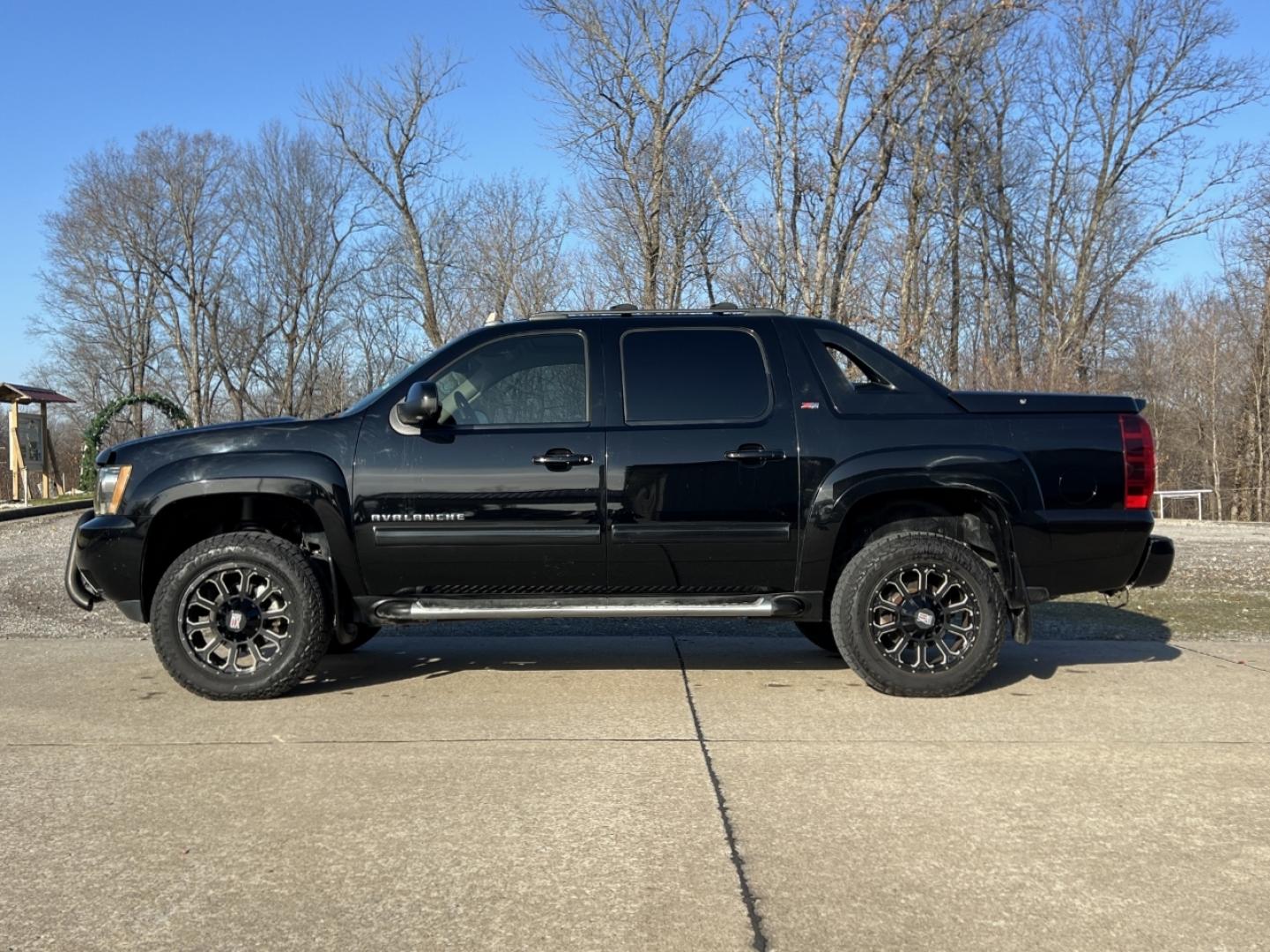 2011 BLACK /Gray Leather CHEVROLET AVALANCHE LT (3GNTKFE39BG) with an 5.3L engine, Automatic transmission, located at 2990 Old Orchard Rd., Jackson, MO, 63755, 37.354214, -89.612106 - Photo#10