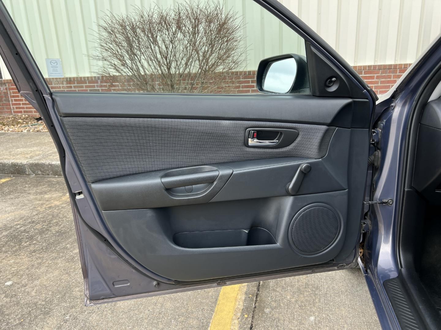 2009 GRAY /Black Cloth Mazda MAZDA3 i Sport 4-Door (JM1BK32F091) with an 2.0L 4 Cyl. engine, Automatic transmission, located at 2990 Old Orchard Rd., Jackson, MO, 63755, 37.354214, -89.612106 - 2009 Mazda 3 i Sport Only 98xxx miles Front Wheel Drive 2.0L 4 Cyl. Automatic Cruise Power Windows/Locks/Mirrors We have financing available and we accept trades! Fill out a credit application on our website or come by today! If you have any questions, give us a call at (573) 204-7777 or vis - Photo#9