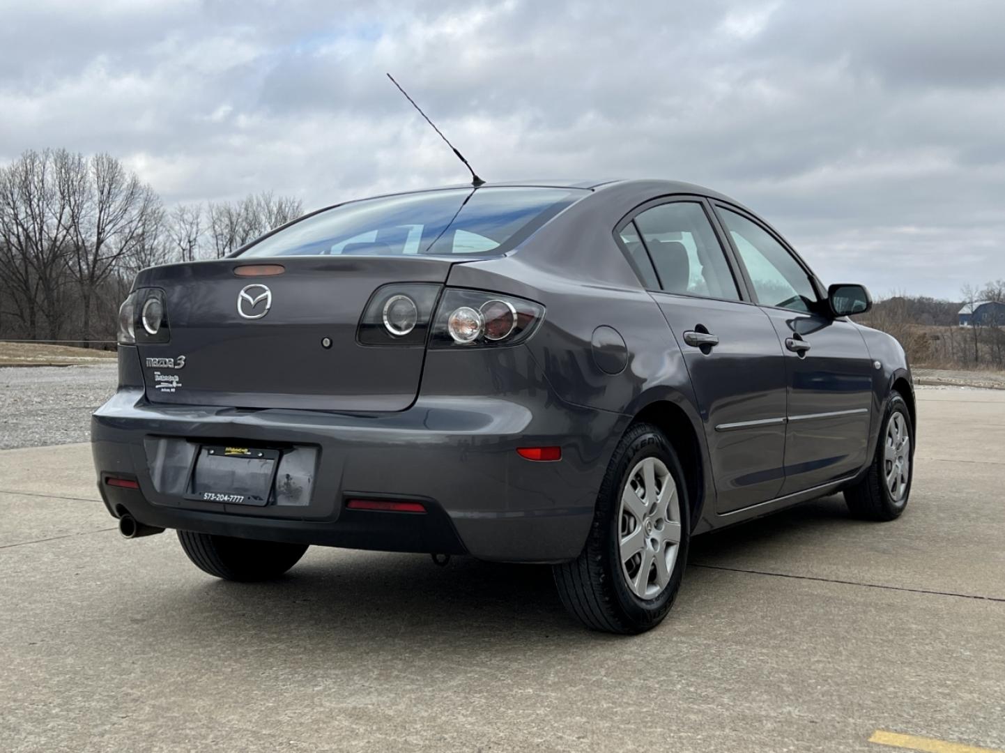 2009 GRAY /Black Cloth Mazda MAZDA3 i Sport 4-Door (JM1BK32F091) with an 2.0L 4 Cyl. engine, Automatic transmission, located at 2990 Old Orchard Rd., Jackson, MO, 63755, 37.354214, -89.612106 - 2009 Mazda 3 i Sport Only 98xxx miles Front Wheel Drive 2.0L 4 Cyl. Automatic Cruise Power Windows/Locks/Mirrors We have financing available and we accept trades! Fill out a credit application on our website or come by today! If you have any questions, give us a call at (573) 204-7777 or vis - Photo#5