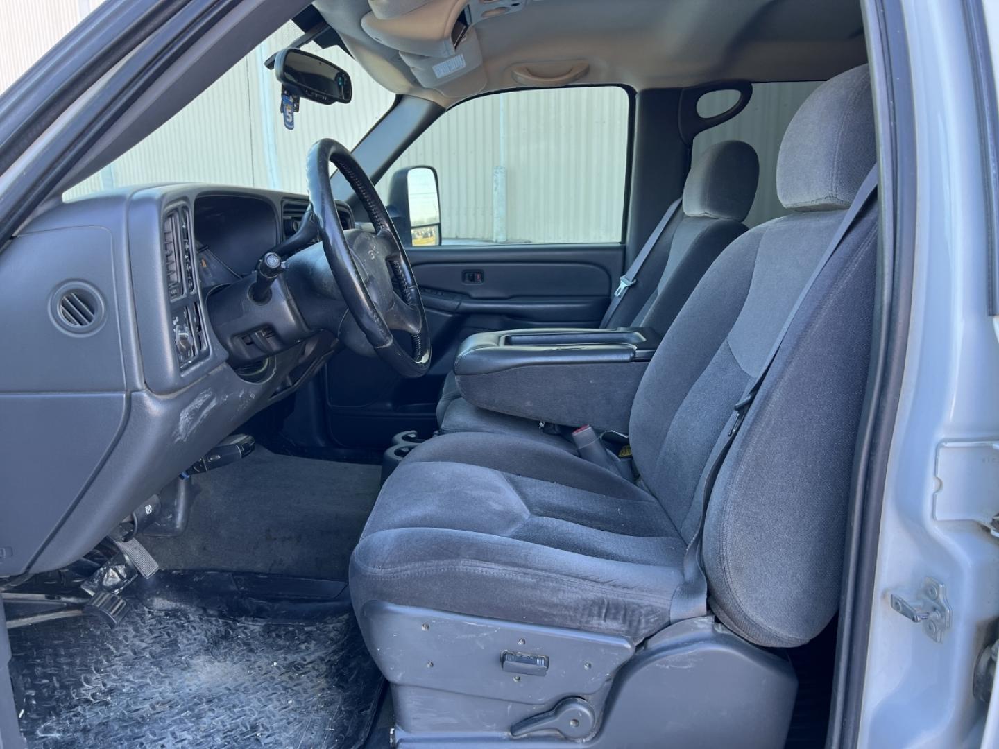 2007 WHITE /Gray Cloth GMC Sierra Classic 2500HD SLE Crew Cab 4WD (1GTHK23D77F) with an 6.6L V8 TURBO DIESEL engine, Automatic transmission, located at 2990 Old Orchard Rd., Jackson, MO, 63755, 37.354214, -89.612106 - We have financing available and we accept trades! Fill out a credit application on our website or come by today! If you have any questions, give us a call at (573) 204-7777 or visit our website at firstautocredit.com. - Photo#4