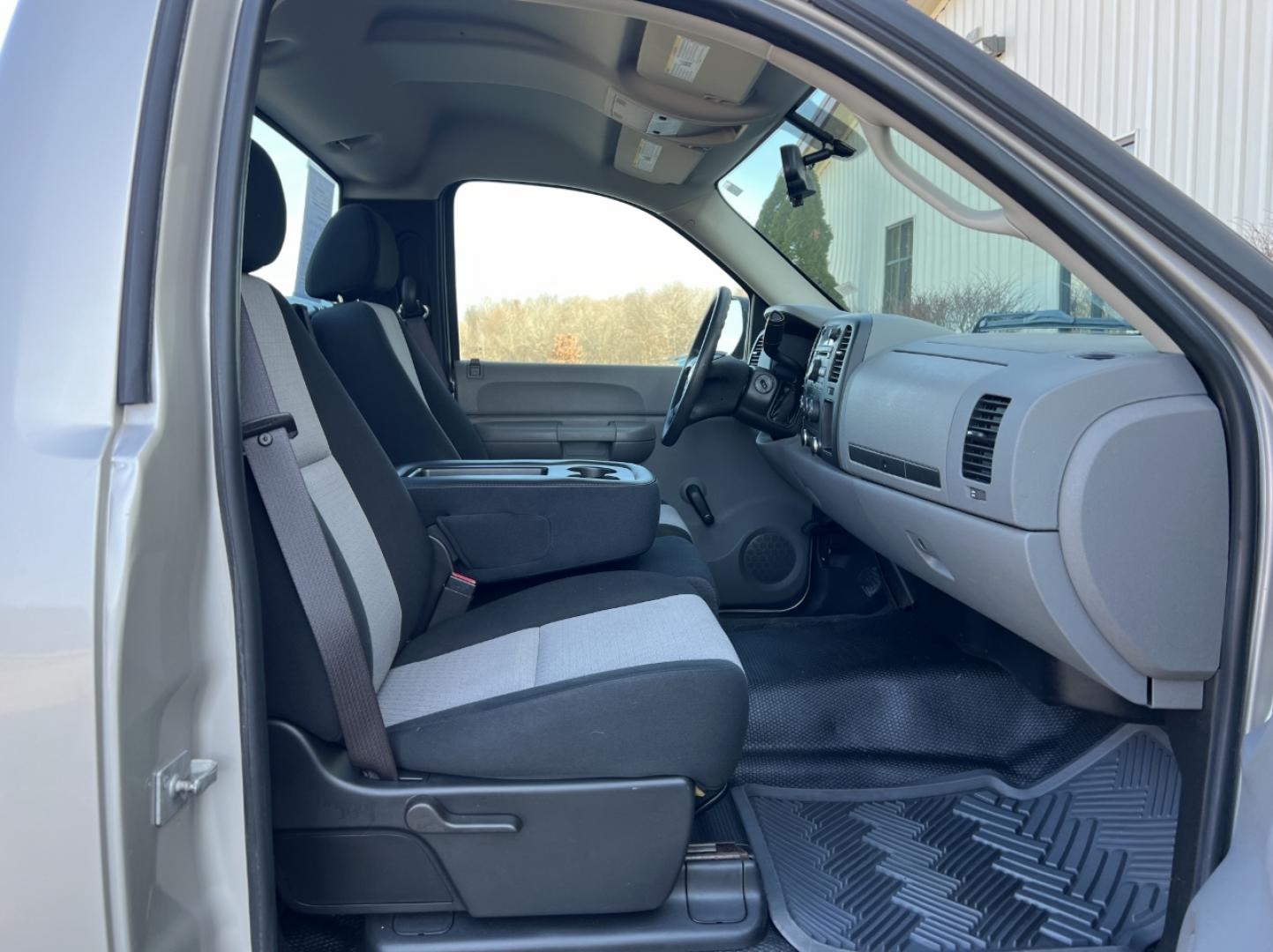 2008 TAN /Black/Gray Cloth CHEVROLET SILVERADO 1500 (1GCEC14X68Z) with an 4.3L engine, Automatic transmission, located at 2990 Old Orchard Rd., Jackson, MO, 63755, 37.354214, -89.612106 - Photo#12