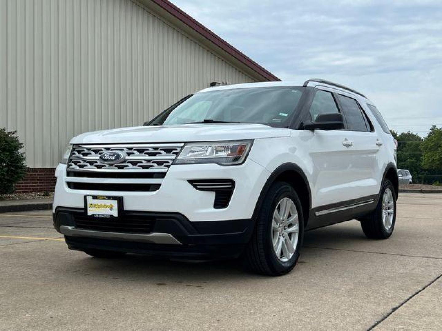 2019 WHITE /Black FORD EXPLORER XLT (1FM5K8D84KG) with an 3.5L engine, Automatic transmission, located at 2990 Old Orchard Rd., Jackson, MO, 63755, 37.354214, -89.612106 - Photo#4