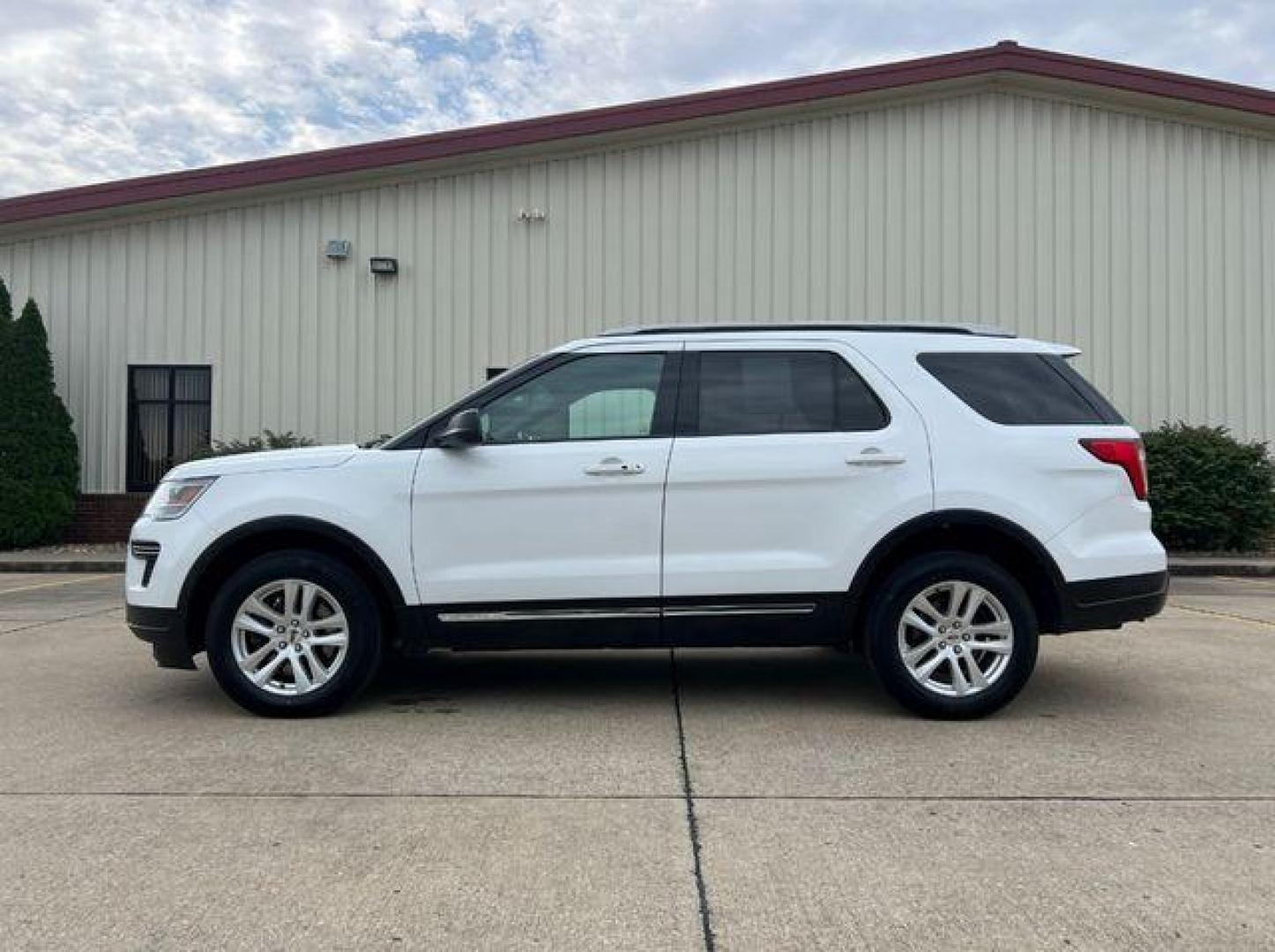 2019 WHITE /Black FORD EXPLORER XLT (1FM5K8D84KG) with an 3.5L engine, Automatic transmission, located at 2990 Old Orchard Rd., Jackson, MO, 63755, 37.354214, -89.612106 - Photo#5