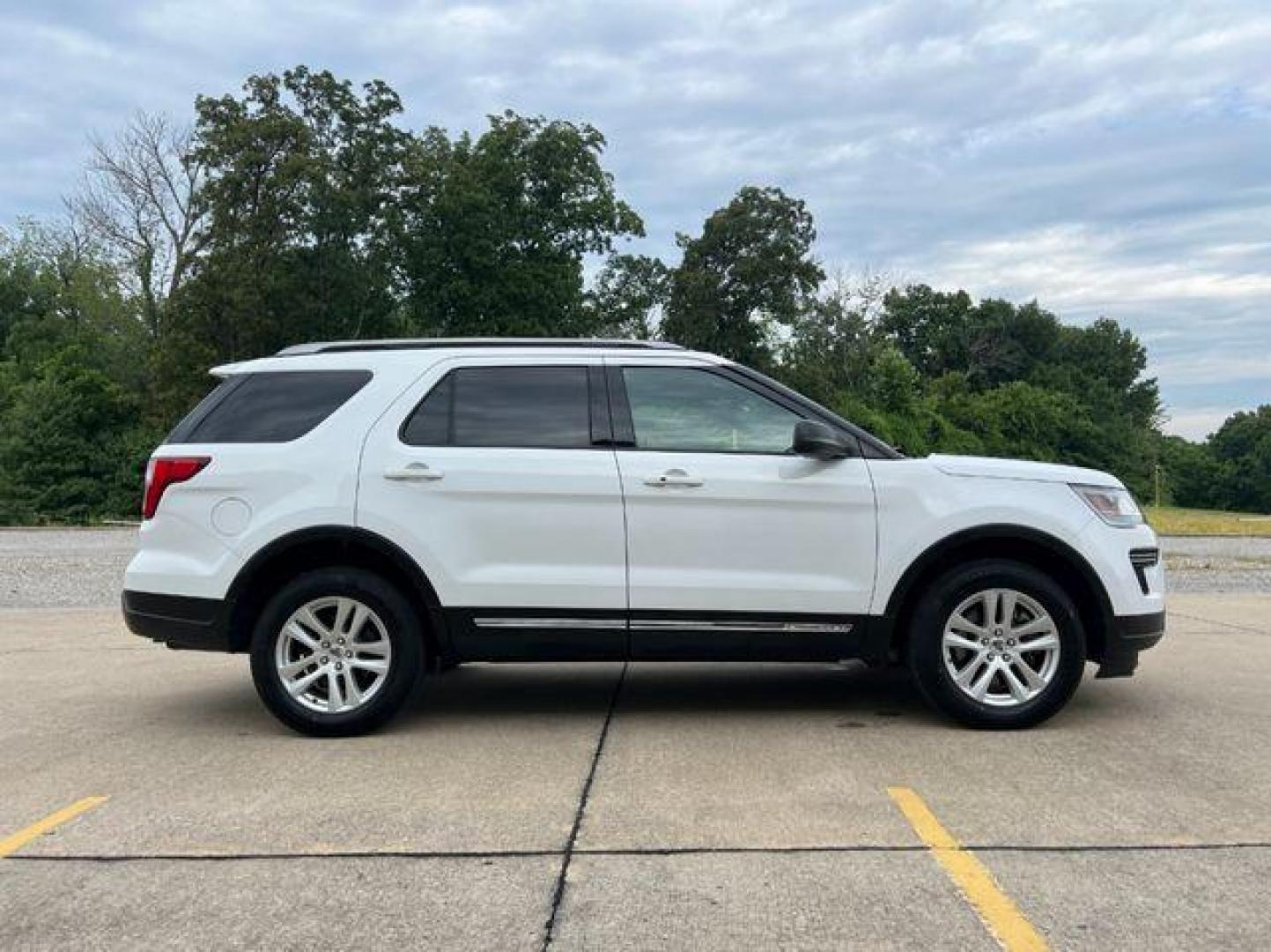 2019 WHITE /Black FORD EXPLORER XLT (1FM5K8D84KG) with an 3.5L engine, Automatic transmission, located at 2990 Old Orchard Rd., Jackson, MO, 63755, 37.354214, -89.612106 - Photo#6