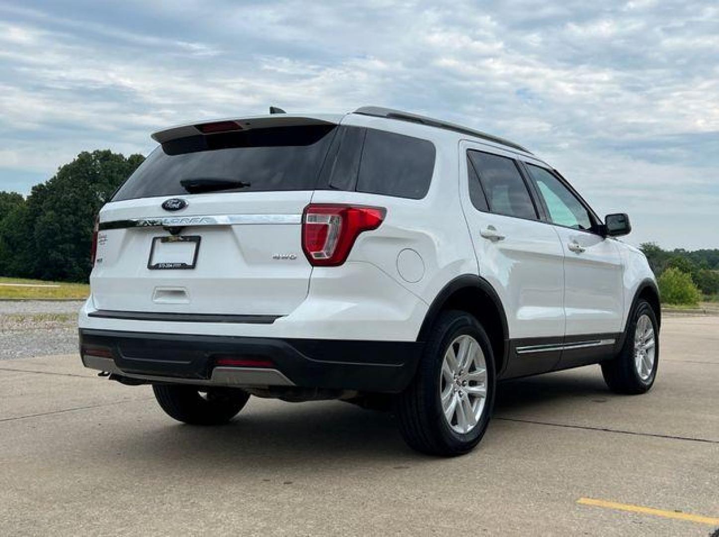 2019 WHITE /Black FORD EXPLORER XLT (1FM5K8D84KG) with an 3.5L engine, Automatic transmission, located at 2990 Old Orchard Rd., Jackson, MO, 63755, 37.354214, -89.612106 - Photo#7