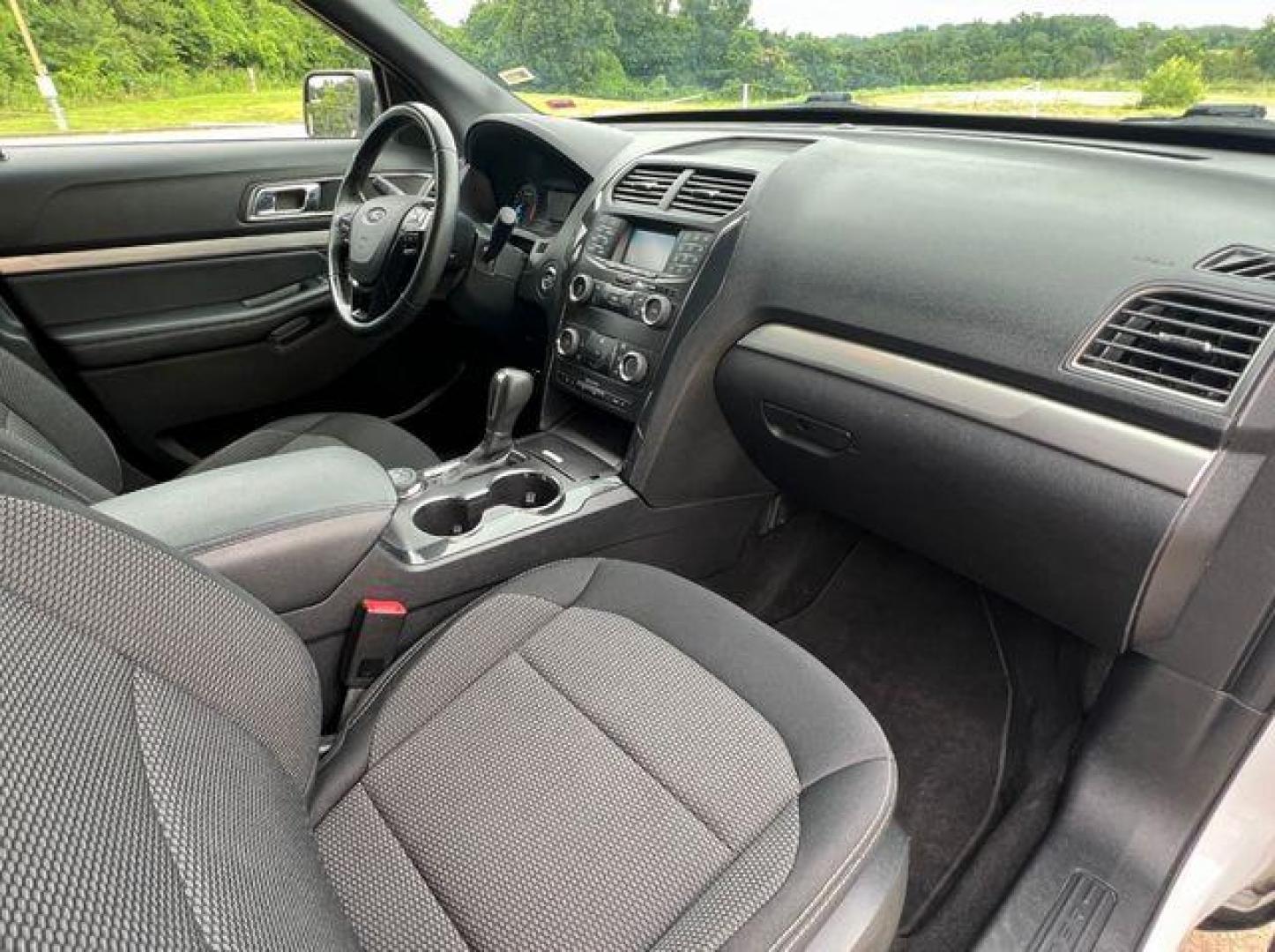 2019 WHITE /Black FORD EXPLORER XLT (1FM5K8D84KG) with an 3.5L engine, Automatic transmission, located at 2990 Old Orchard Rd., Jackson, MO, 63755, 37.354214, -89.612106 - Photo#15