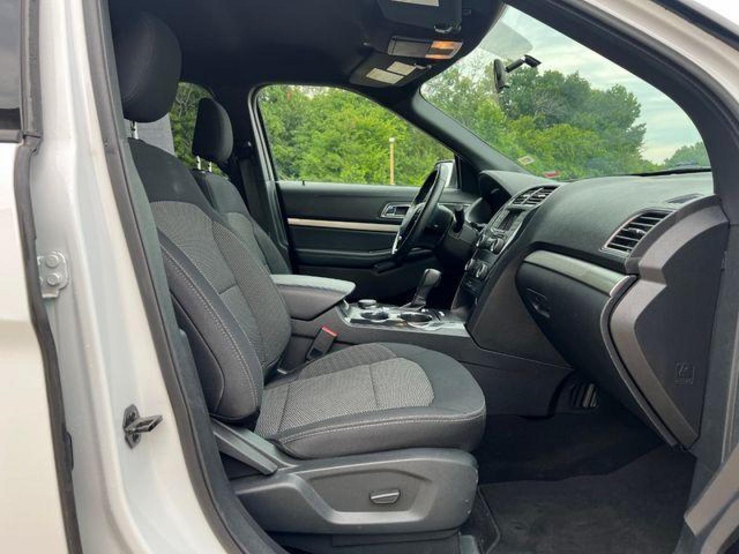 2019 WHITE /Black FORD EXPLORER XLT (1FM5K8D84KG) with an 3.5L engine, Automatic transmission, located at 2990 Old Orchard Rd., Jackson, MO, 63755, 37.354214, -89.612106 - Photo#16