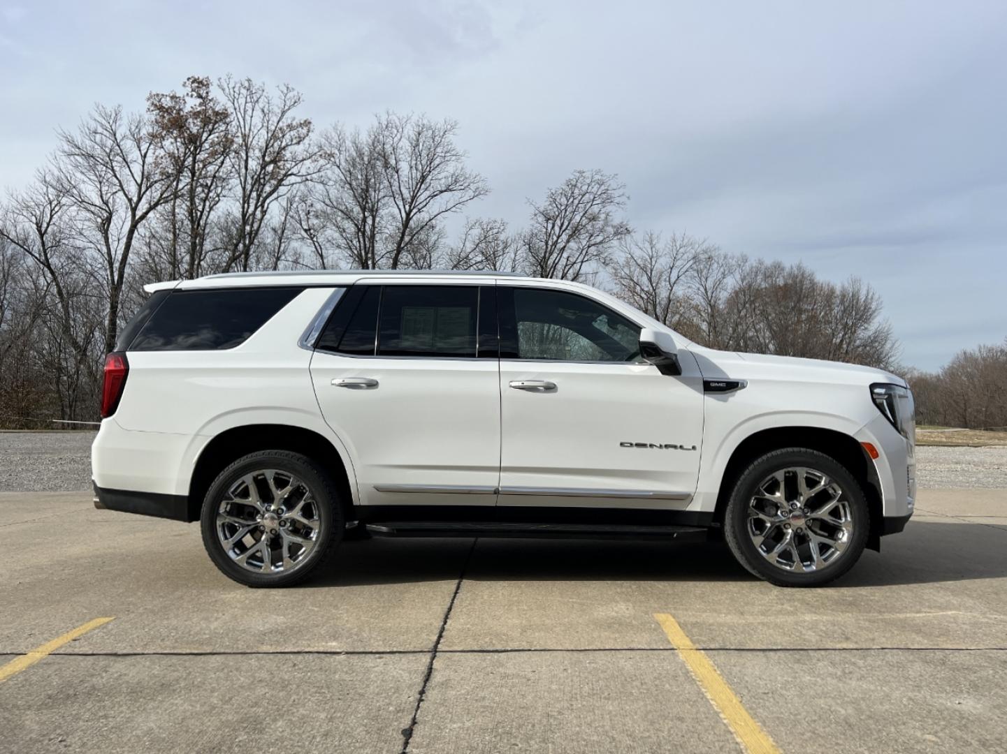 2023 WHITE GMC YUKON DENALI (1GKS2DKL2PR) with an 6.2L engine, Automatic transmission, located at 2990 Old Orchard Rd., Jackson, MO, 63755, 37.354214, -89.612106 - Photo#12