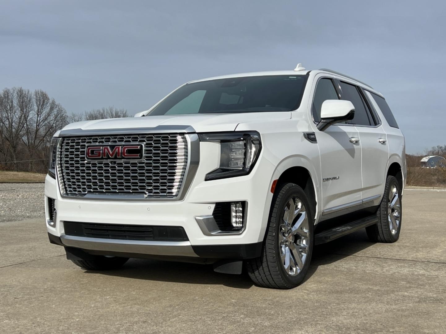 2023 WHITE GMC YUKON DENALI (1GKS2DKL2PR) with an 6.2L engine, Automatic transmission, located at 2990 Old Orchard Rd., Jackson, MO, 63755, 37.354214, -89.612106 - Photo#10