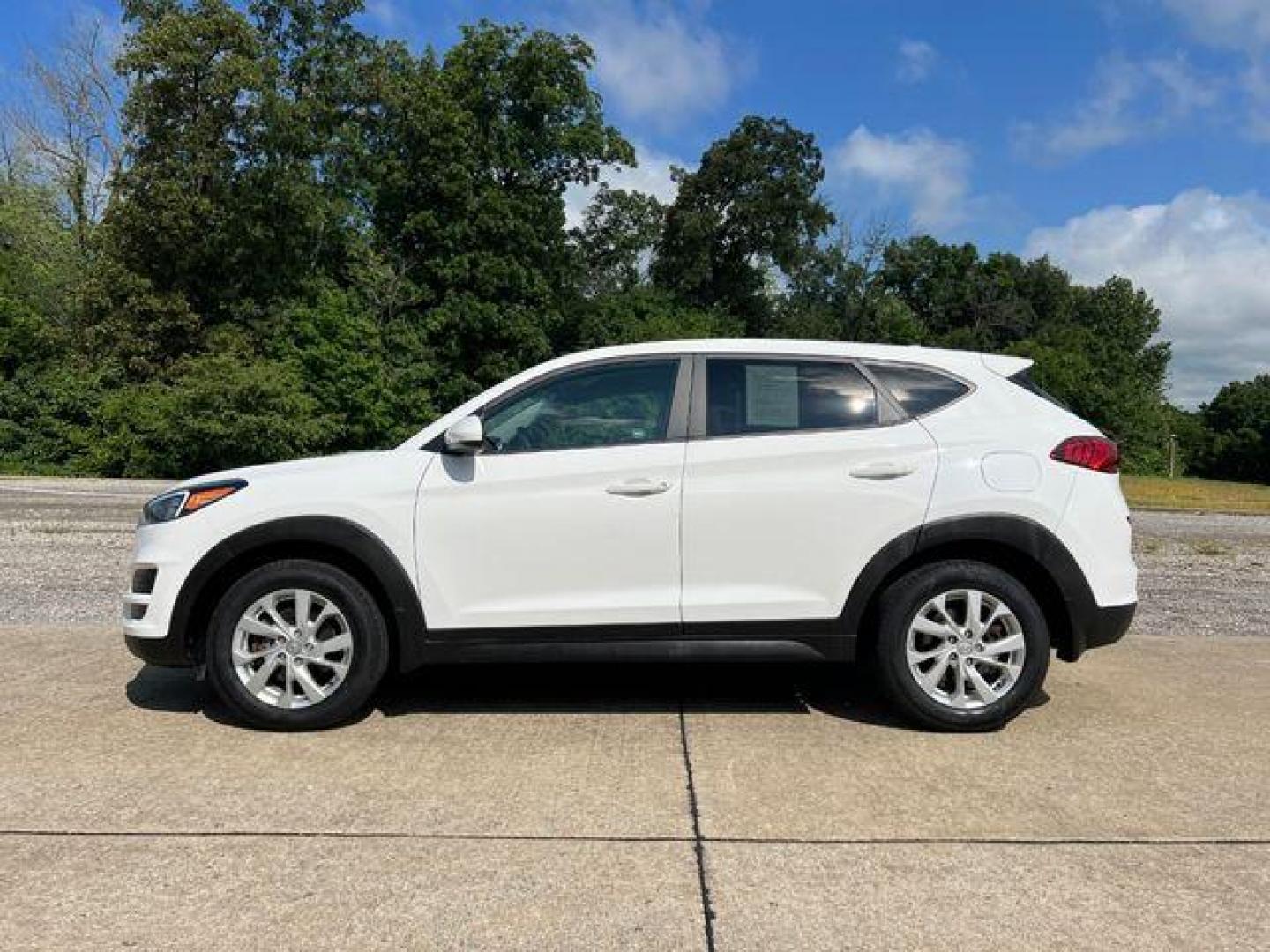 2020 WHITE /Gray HYUNDAI TUCSON SE (KM8J2CA46LU) with an 2.0L engine, Automatic transmission, located at 2990 Old Orchard Rd., Jackson, MO, 63755, 37.354214, -89.612106 - Photo#4