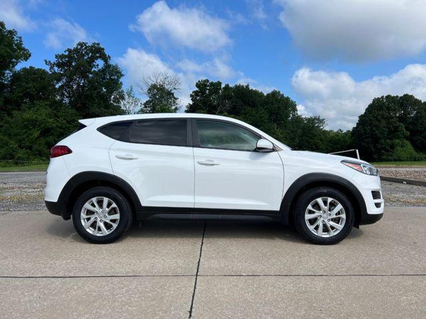 2020 WHITE /Gray HYUNDAI TUCSON SE (KM8J2CA46LU) with an 2.0L engine, Automatic transmission, located at 2990 Old Orchard Rd., Jackson, MO, 63755, 37.354214, -89.612106 - Photo#5