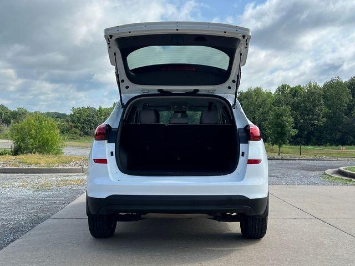 2020 WHITE /Gray HYUNDAI TUCSON SE (KM8J2CA46LU) with an 2.0L engine, Automatic transmission, located at 2990 Old Orchard Rd., Jackson, MO, 63755, 37.354214, -89.612106 - Photo#18