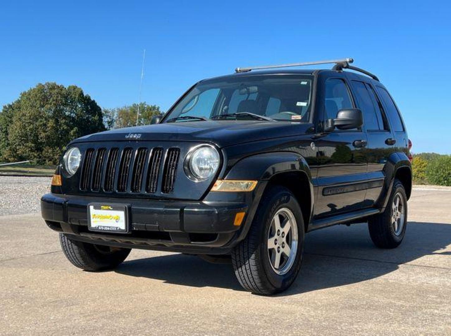 2005 BLACK /Gray JEEP LIBERTY RENEGADE (1J4GL38K55W) with an 3.7L engine, Automatic transmission, located at 2990 Old Orchard Rd., Jackson, MO, 63755, 37.354214, -89.612106 - Photo#4