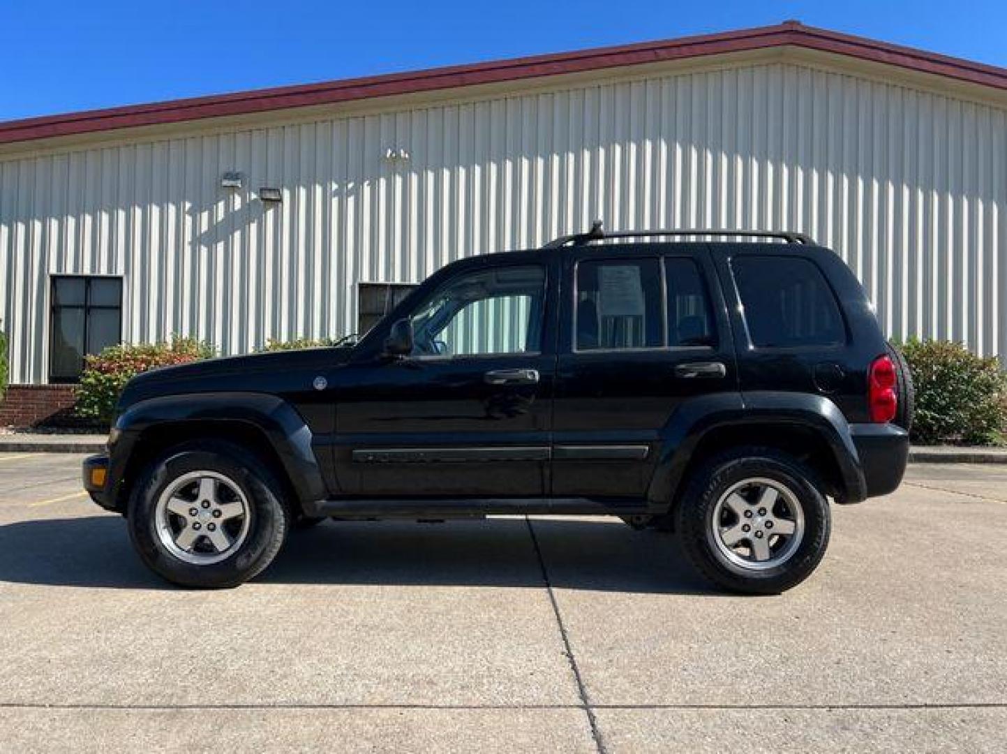 2005 BLACK /Gray JEEP LIBERTY RENEGADE (1J4GL38K55W) with an 3.7L engine, Automatic transmission, located at 2990 Old Orchard Rd., Jackson, MO, 63755, 37.354214, -89.612106 - Photo#5