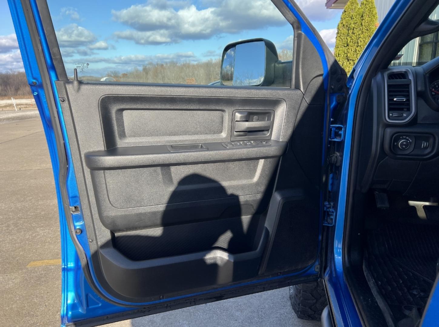 2021 BLUE /Gray Leather RAM 2500 TRADESMAN (3C6TR5CJ1MG) with an 6.4L engine, Automatic transmission, located at 2990 Old Orchard Rd., Jackson, MO, 63755, 37.354214, -89.612106 - Photo#11