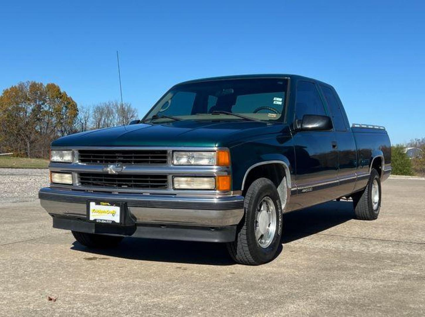 1998 GREEN /Tan CHEVROLET GMT-400 C1500 (1GCEC19RXWR) with an 5.7L engine, Automatic transmission, located at 2990 Old Orchard Rd., Jackson, MO, 63755, 37.354214, -89.612106 - Photo#2