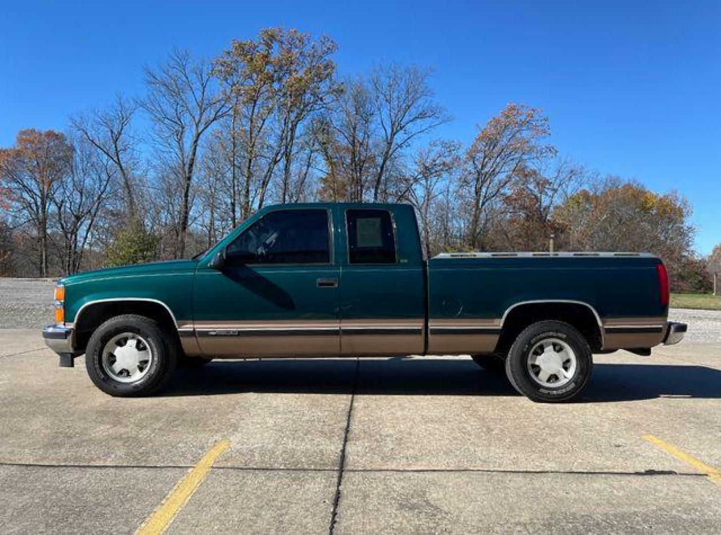 1998 GREEN /Tan CHEVROLET GMT-400 C1500 (1GCEC19RXWR) with an 5.7L engine, Automatic transmission, located at 2990 Old Orchard Rd., Jackson, MO, 63755, 37.354214, -89.612106 - Photo#3