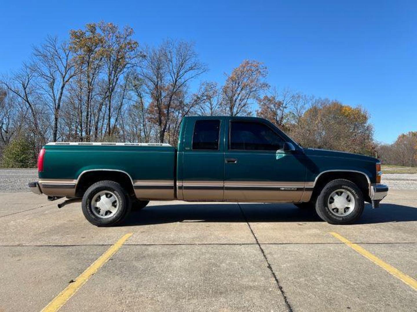 1998 GREEN /Tan CHEVROLET GMT-400 C1500 (1GCEC19RXWR) with an 5.7L engine, Automatic transmission, located at 2990 Old Orchard Rd., Jackson, MO, 63755, 37.354214, -89.612106 - Photo#4