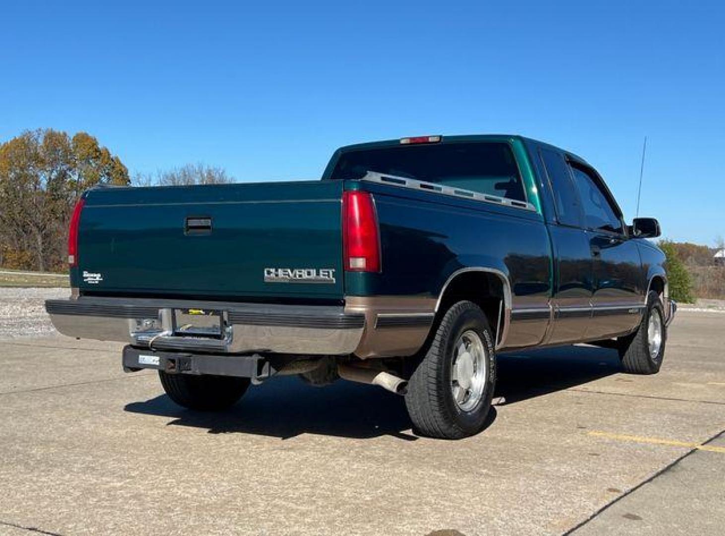 1998 GREEN /Tan CHEVROLET GMT-400 C1500 (1GCEC19RXWR) with an 5.7L engine, Automatic transmission, located at 2990 Old Orchard Rd., Jackson, MO, 63755, 37.354214, -89.612106 - Photo#5