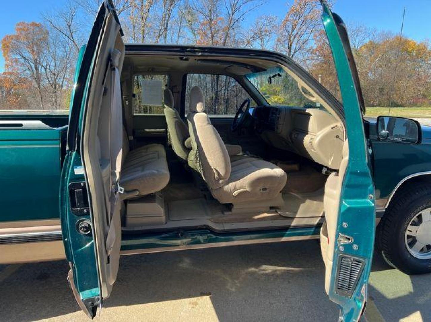 1998 GREEN /Tan CHEVROLET GMT-400 C1500 (1GCEC19RXWR) with an 5.7L engine, Automatic transmission, located at 2990 Old Orchard Rd., Jackson, MO, 63755, 37.354214, -89.612106 - Photo#14