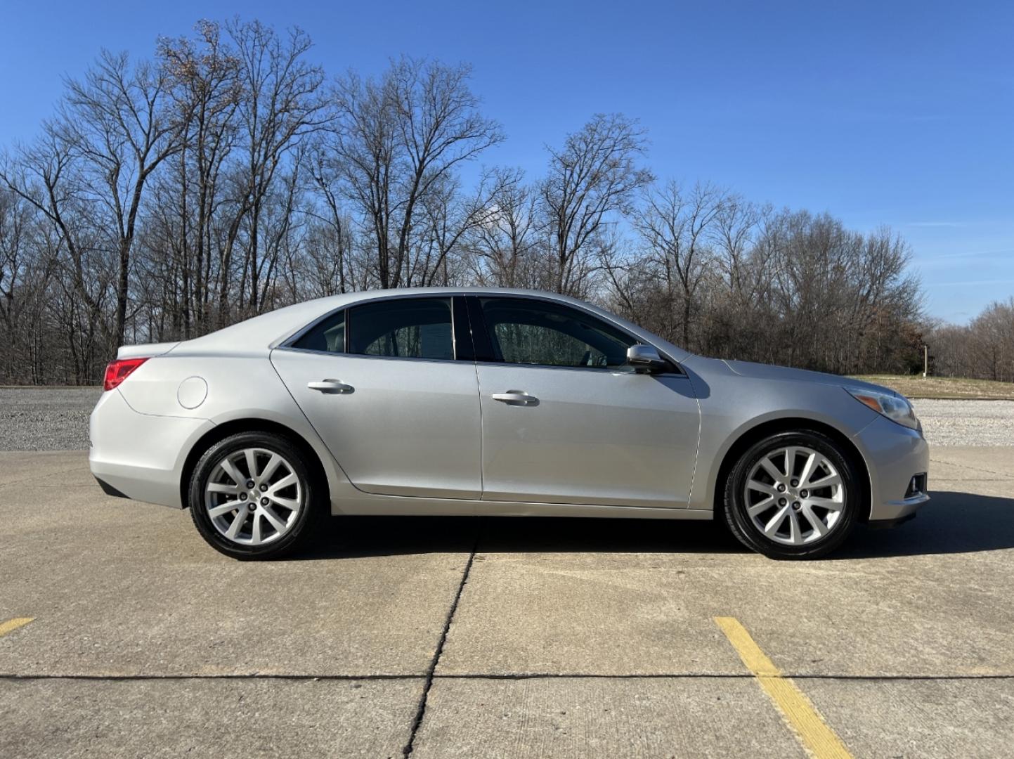 2014 SILVER /Black/Gray Cloth/Leather CHEVROLET MALIBU 2LT (1G11E5SL3EF) with an 2.5L engine, Automatic transmission, located at 2990 Old Orchard Rd., Jackson, MO, 63755, 37.354214, -89.612106 - Photo#6