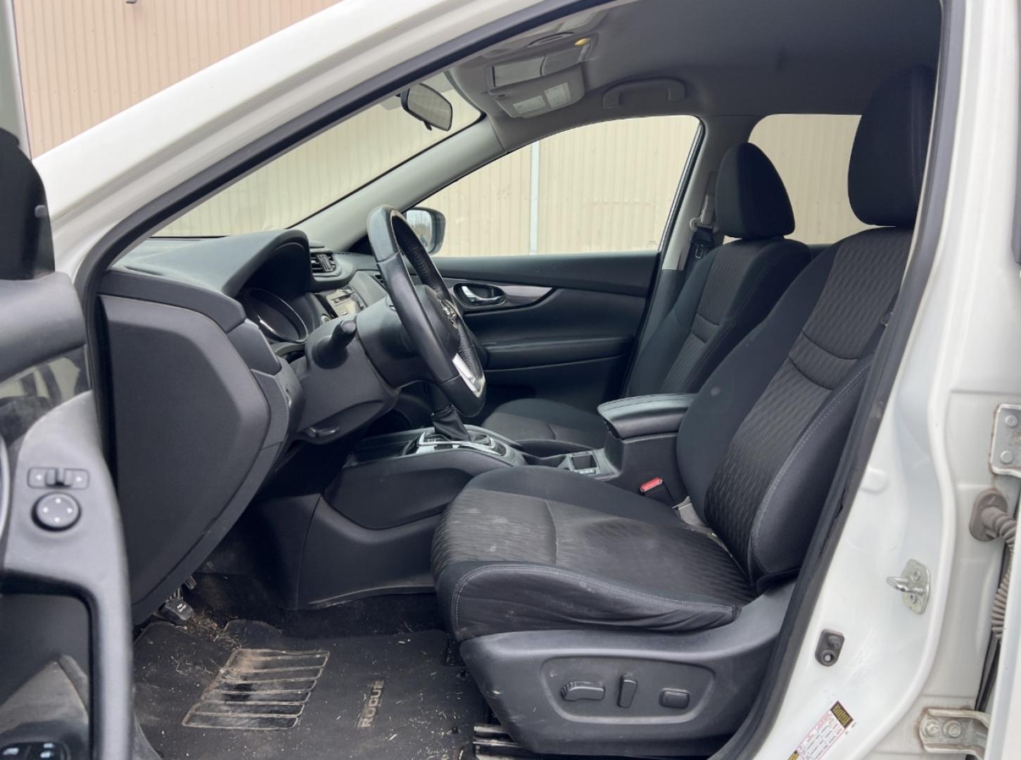 2017 WHITE /Black Cloth NISSAN ROGUE SV (5N1AT2MT0HC) with an 2.5L engine, Continuously Variable transmission, located at 2990 Old Orchard Rd., Jackson, MO, 63755, 37.354214, -89.612106 - Photo#4